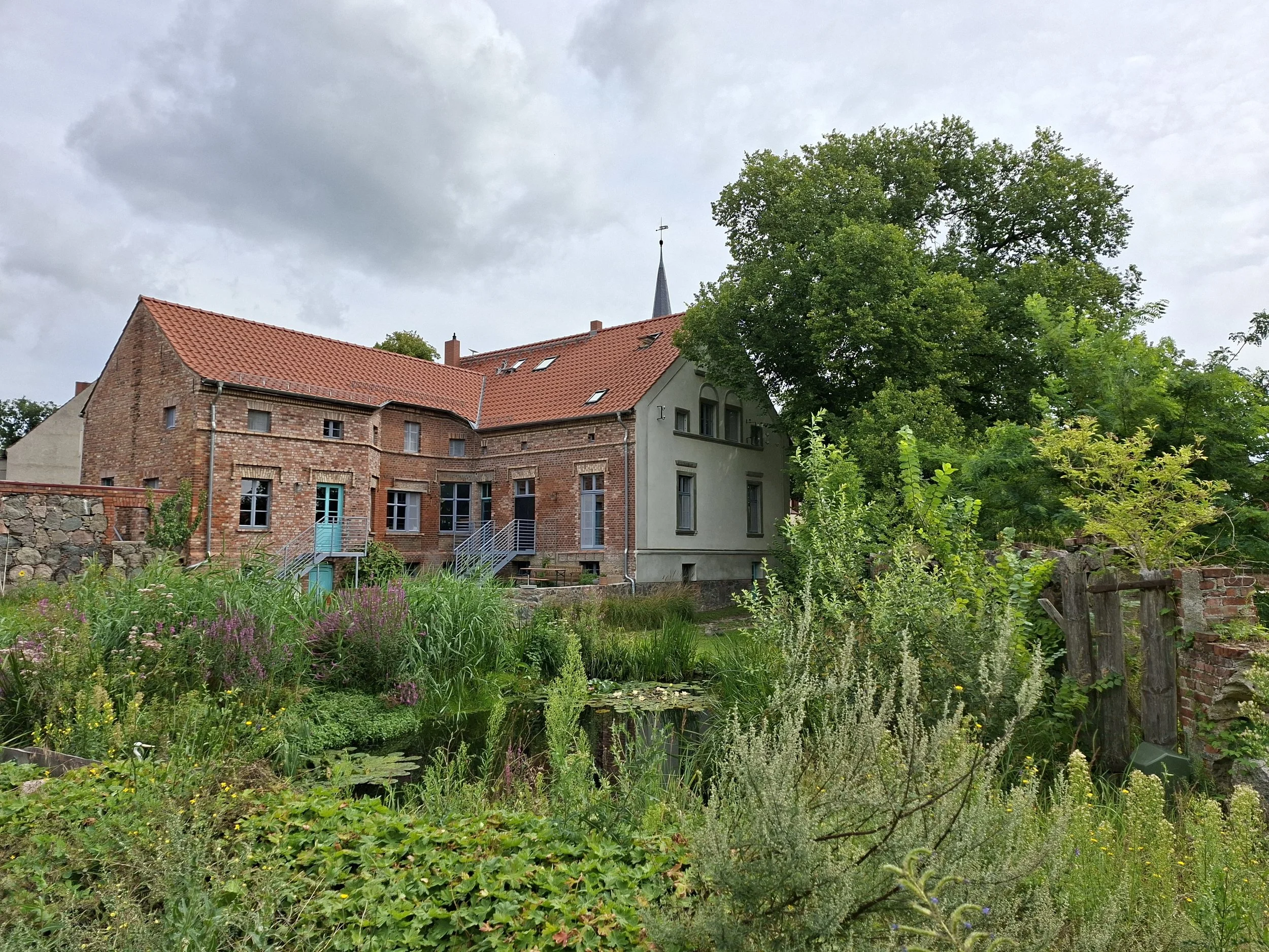 Hof mit Teich.jpg