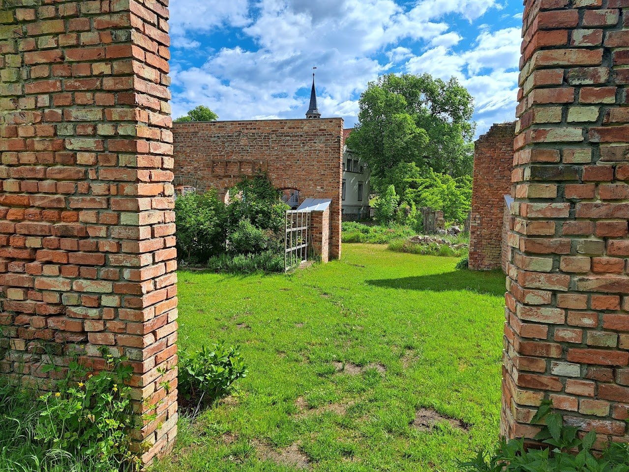Blick durch Scheune auf Hof und Haus.jpg