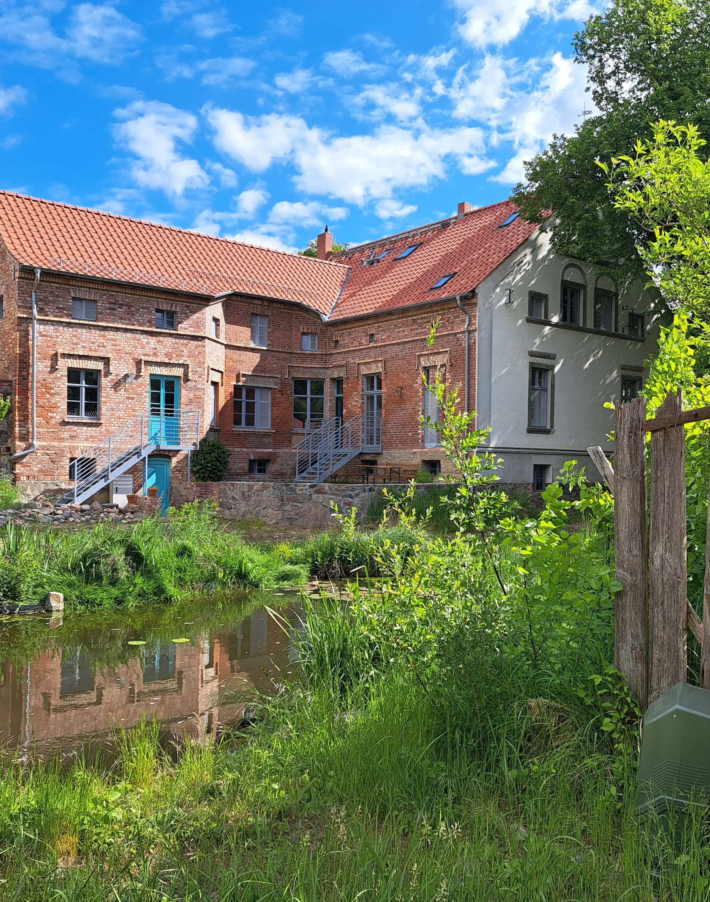 Hof mit Teich Hochformat.jpg