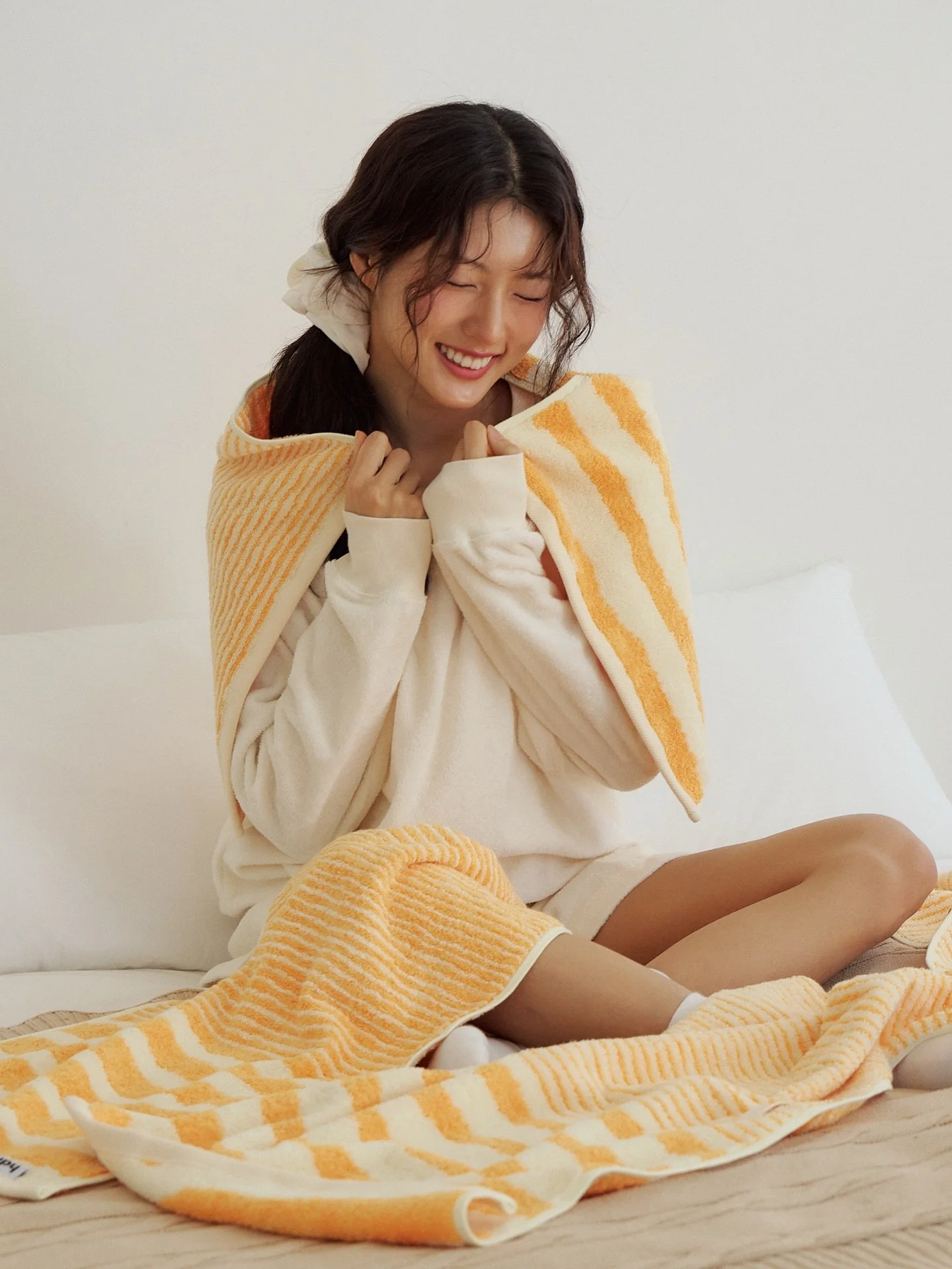 🥶 When it&rsquo;s -12&deg;C outside it&rsquo;s best to cozy up inside!

📧 info@suddenlyhungry.com
📟 Kakao 써든리헝그리 스튜디오

✨🧖&zwj;♀️ Shot for @hdmseoul 

-
#룩북스튜디오 #룩북모델 #룩북포토그래퍼