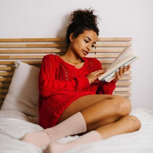Woman+in+comfy+clothes+reading+in+bed.jpeg