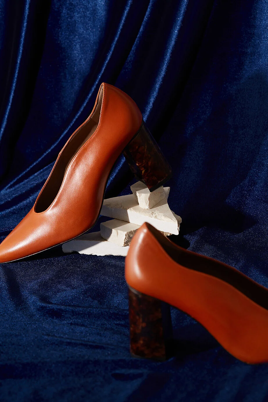 El tacón Naranja. Zapato de cuero vegano naranja con tacón de carey.