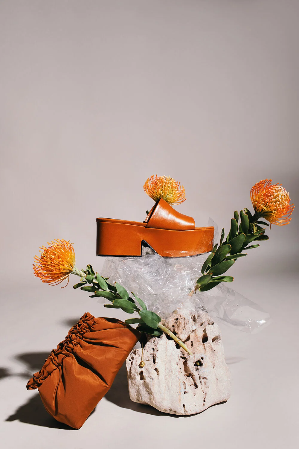 Les chaussures Terra Chunk. Cuir végan orange, talon épais.