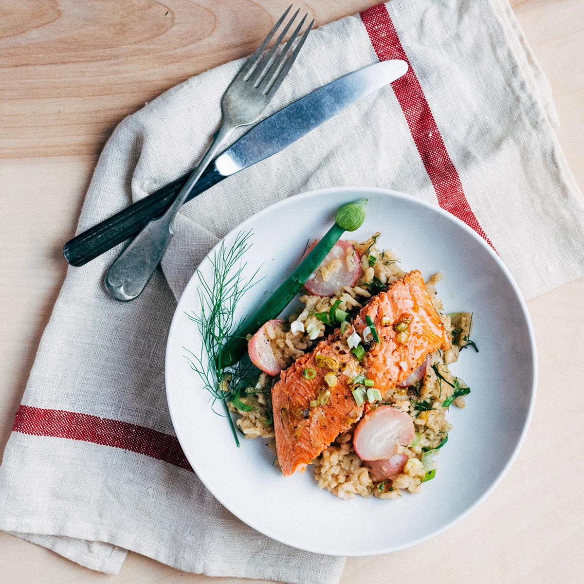 Prato de arroz com peixe, radish e ervas frescas