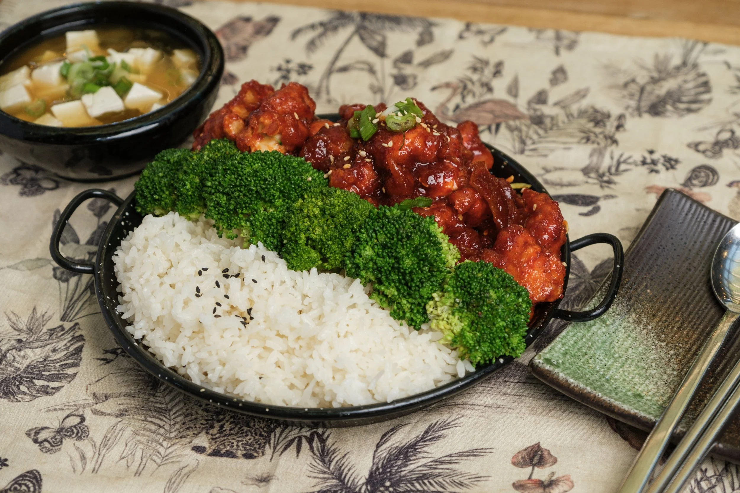 YANGNYEOM CHICKEN PLATE_02.jpg