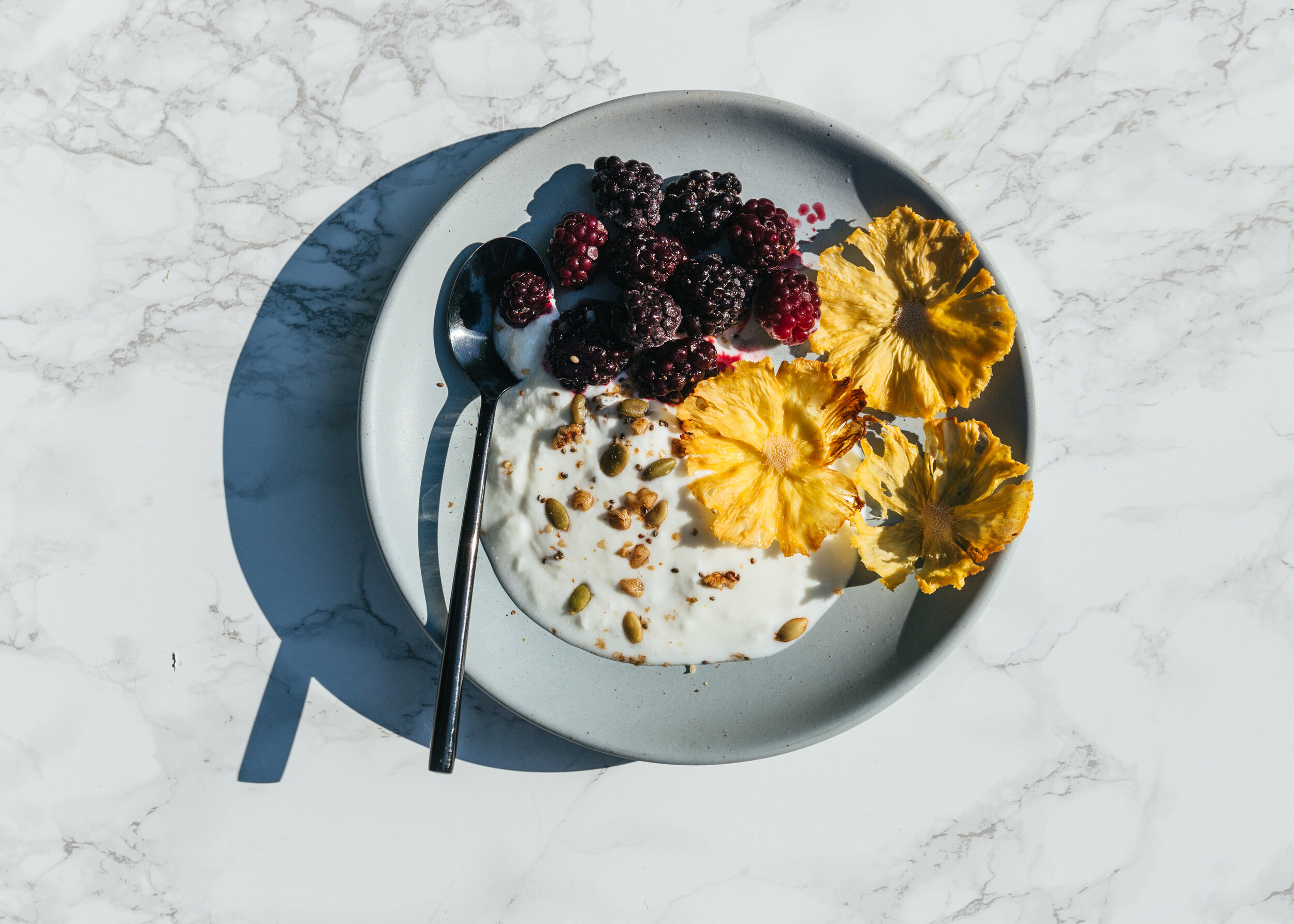 Ciotola di frutta e yogurt