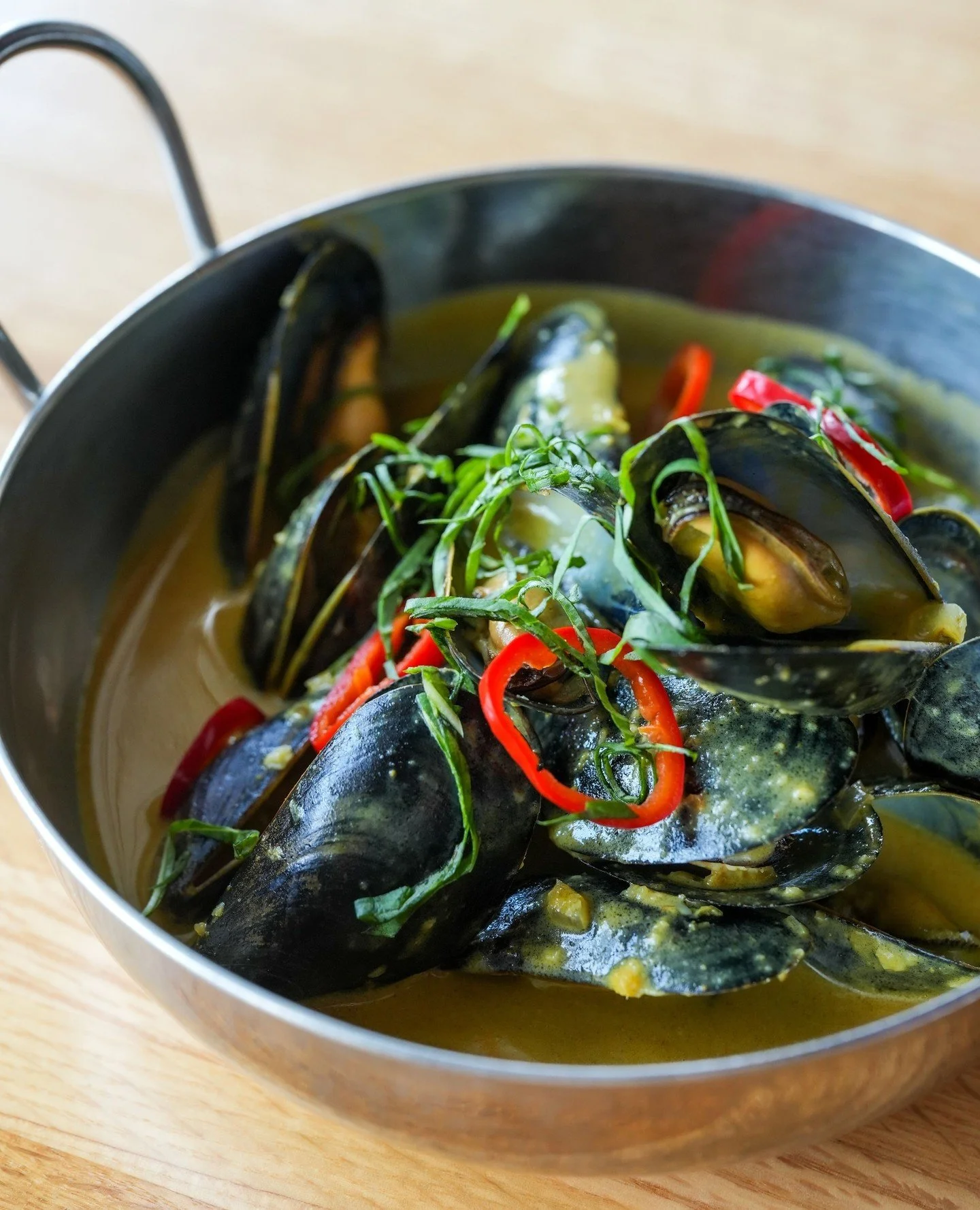 Coconut curry mussels? Yes, please! They’re creamy, they’re dreamy, they’re made with shallot, ginger, lemongrass, lime, Thai basil, and served with toasted baguette slices for soaking up all that extra sauuccceeeee. YUM. 🤤