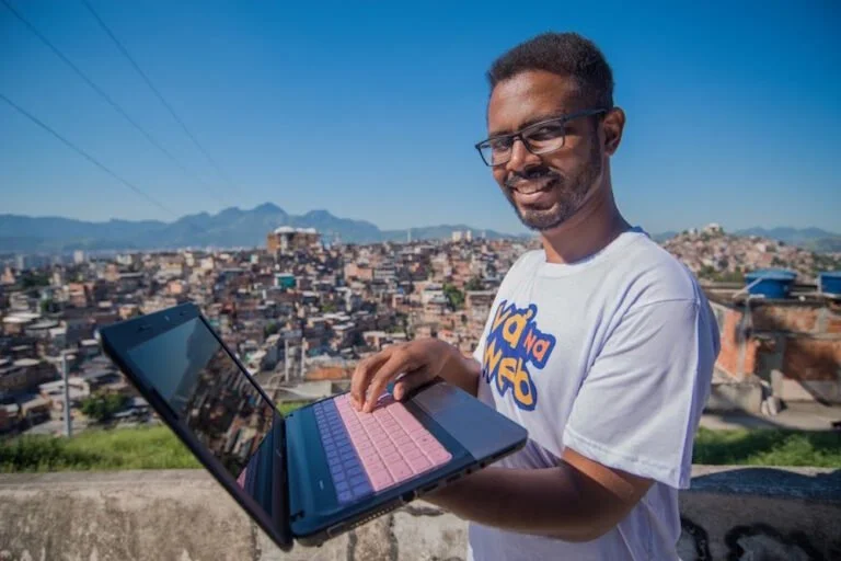 Vai na Web: Empoderamento Através da Programação nos Prazeres e Alemão