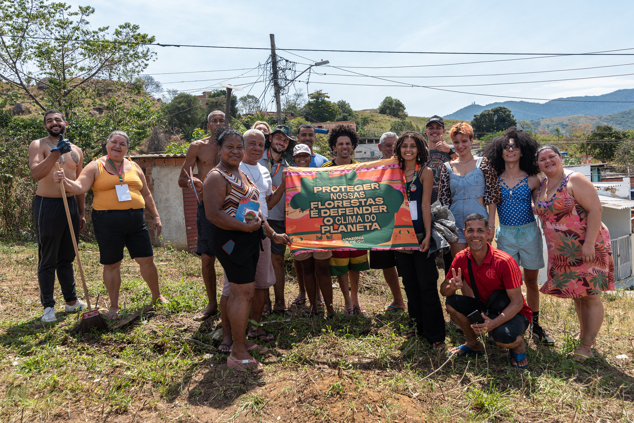 ‘Só Vamos Conseguir Juntos. Isolado, a Gente É Fraco’: Mutirão de Limpeza Recupera Espaço Verde no Complexo da Coreia