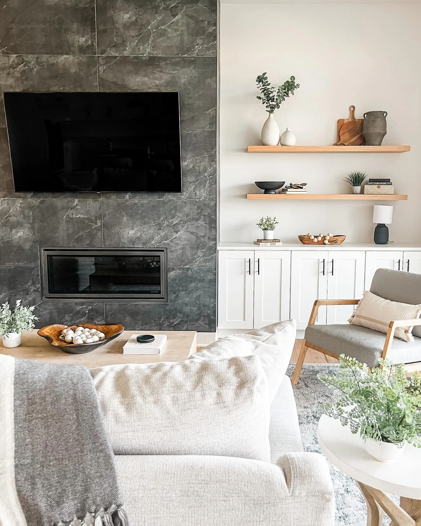 Light, dark, and natural wood&hellip; one of my favorite combinations of neutral. A beautiful balance of stark and warmth.

#livingroomdesign #livingroomdecor #fireplacedesign #blackfireplace #tilefireplace #largeformattiles #modernfireplace #contemp