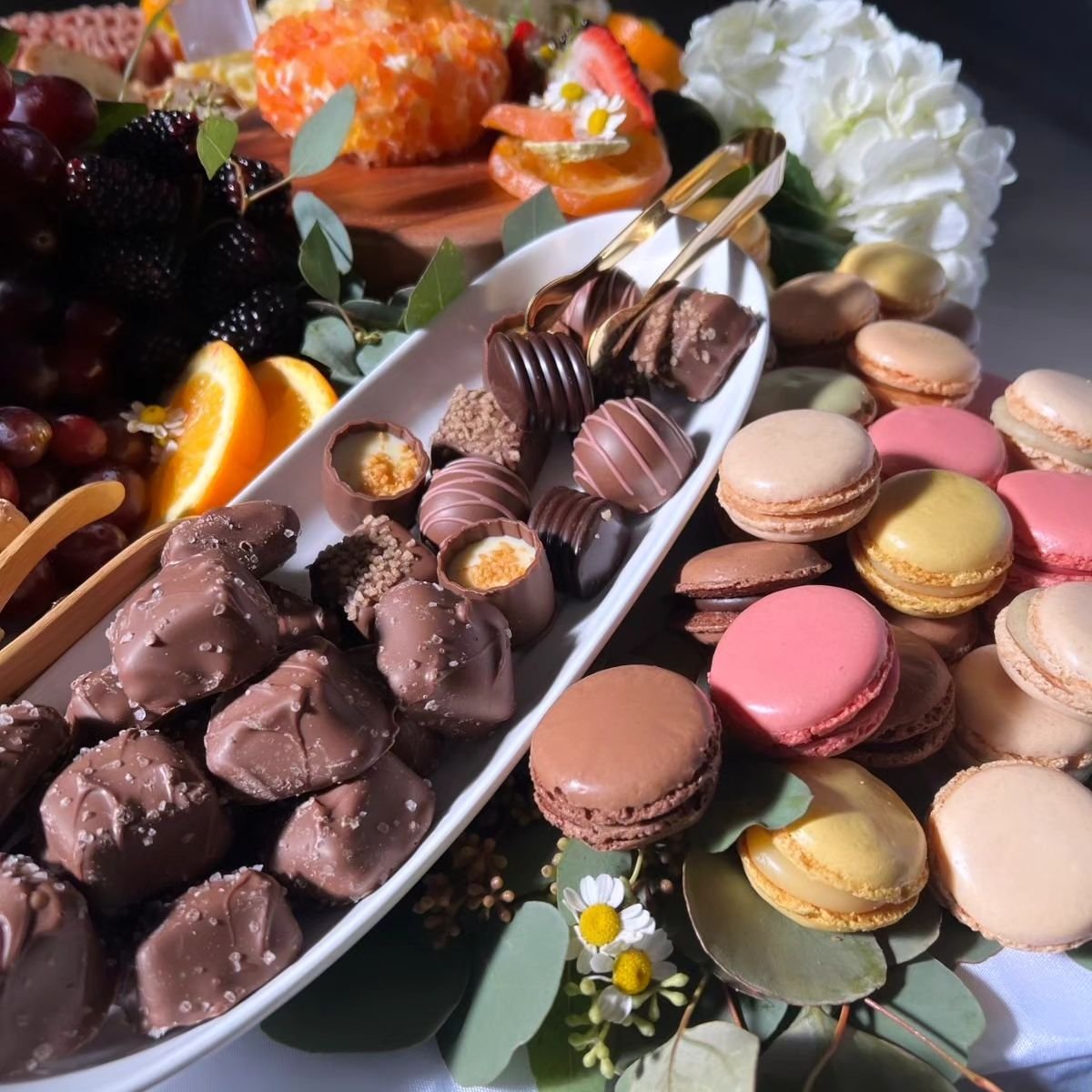Did you know that almost every @gatheringfeast grazing table includes a sweets corner? 🍪🍫🍬

#gatheringfeast #grazing #grazigntable #cheeswboard #cheeseboard #charcuterieboard #charcuterie #catered #catering #womanownedbusiness #smallbusiness #food
