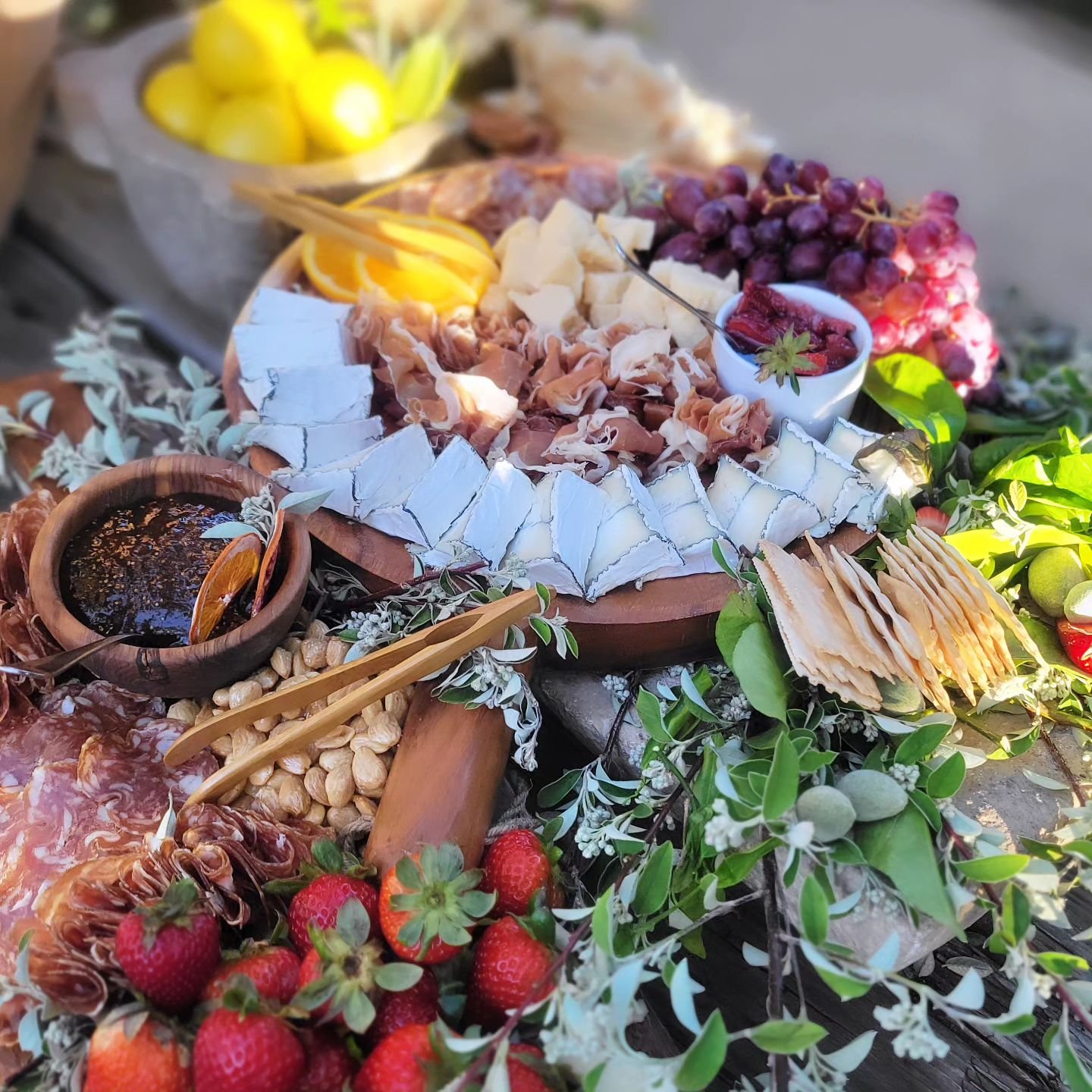 Can't stop thinking about this styling consultation I did for #rhyountville Such a delightful and collaborative experience!

#gatheringfeast #grazing #grazingtable #cheeseboard #collaboration #cheeseboard #charcuterieboard #charcuterie #catered #cate