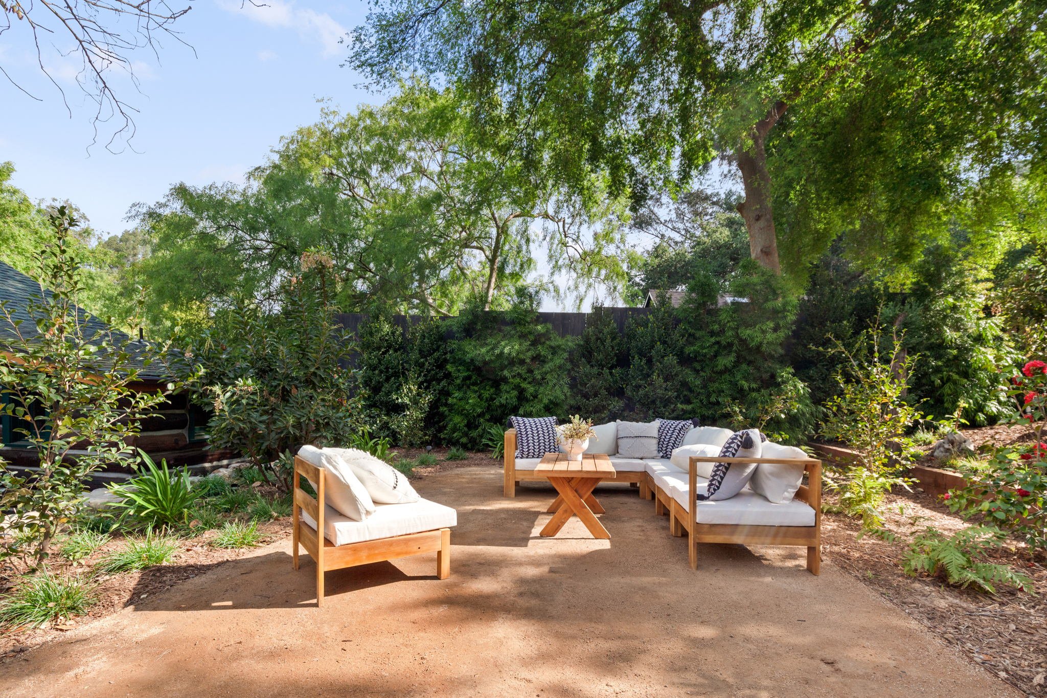 38-web-or-mls-8692-lookout-mountain-ave.jpg