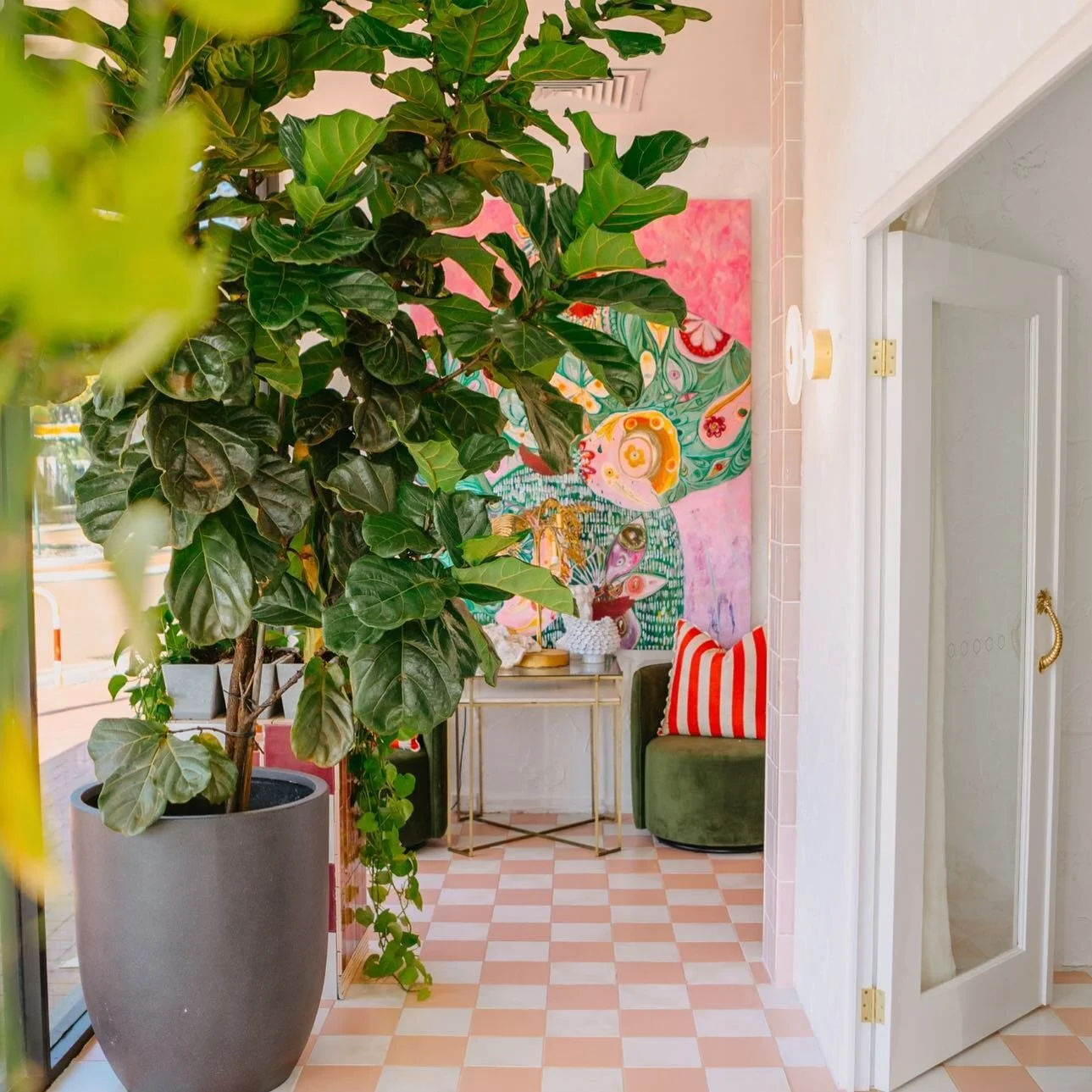 OUR CLINIC 🍑 

They say if you make your work place beautiful the rest will come ❤️ 

I love been here , I truly think it has soul 

We can not wait to reveal the clinic extension 
We are just waiting on a few bits to arrive 🍑🙌 
The shoot date is 