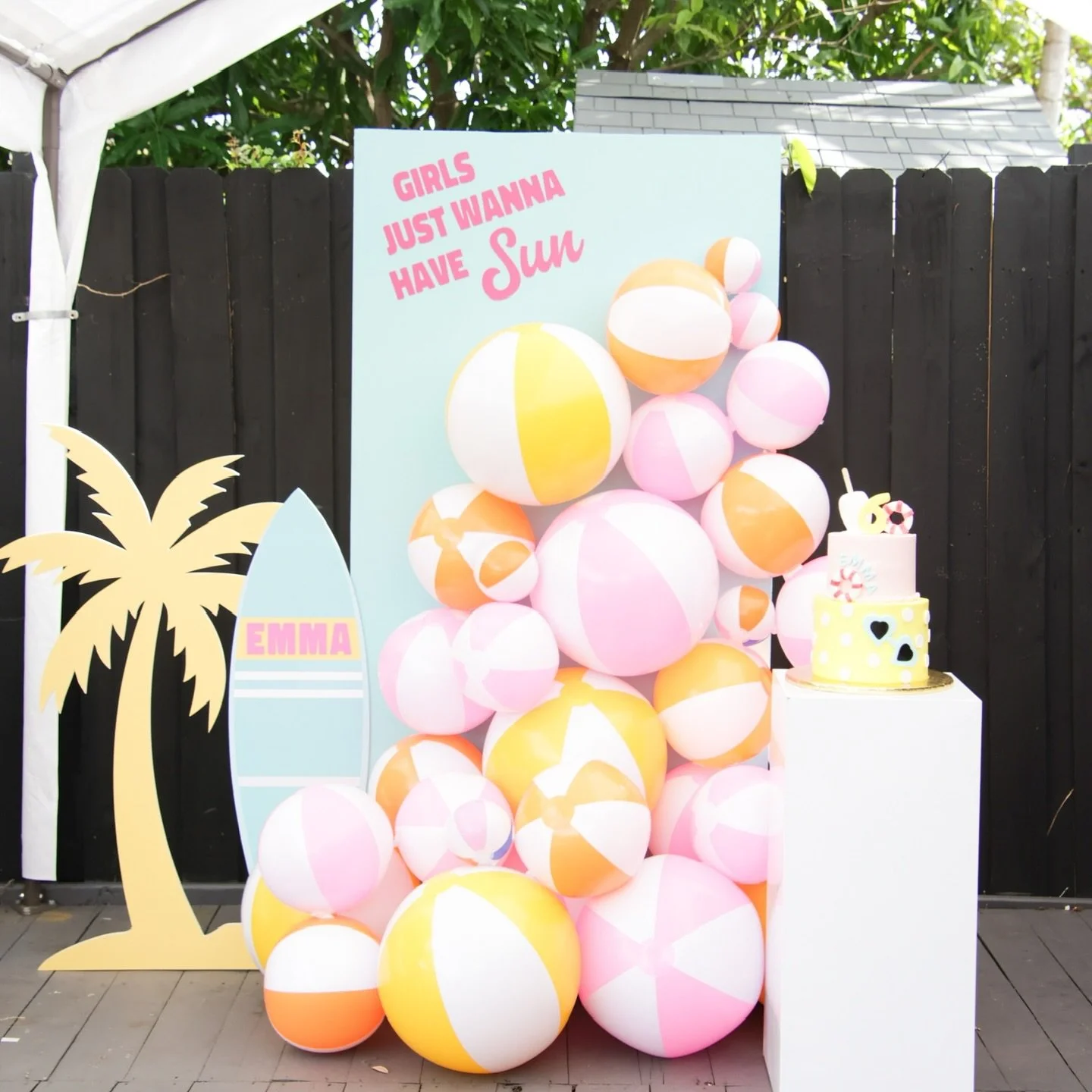 Girls just wanna have sun&hellip; and cake! ☀️🍰
Just in time for the Summer! 🏝️👒
.
.
#miamievents #decor #follow #trending  #like #party #eventdecor #partyplanning #explore #summer #summerparty