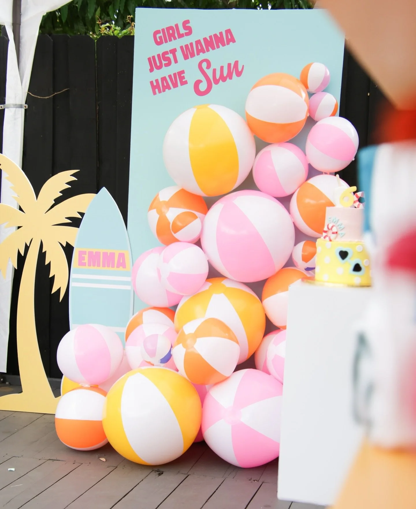 Girls just wanna have sun&hellip; and cake! ☀️🍰
Just in time for the Summer! 🏝️👒
.
.
#miamievents #decor #follow #trending  #like #party #eventdecor #partyplanning #explore #summer #summerparty