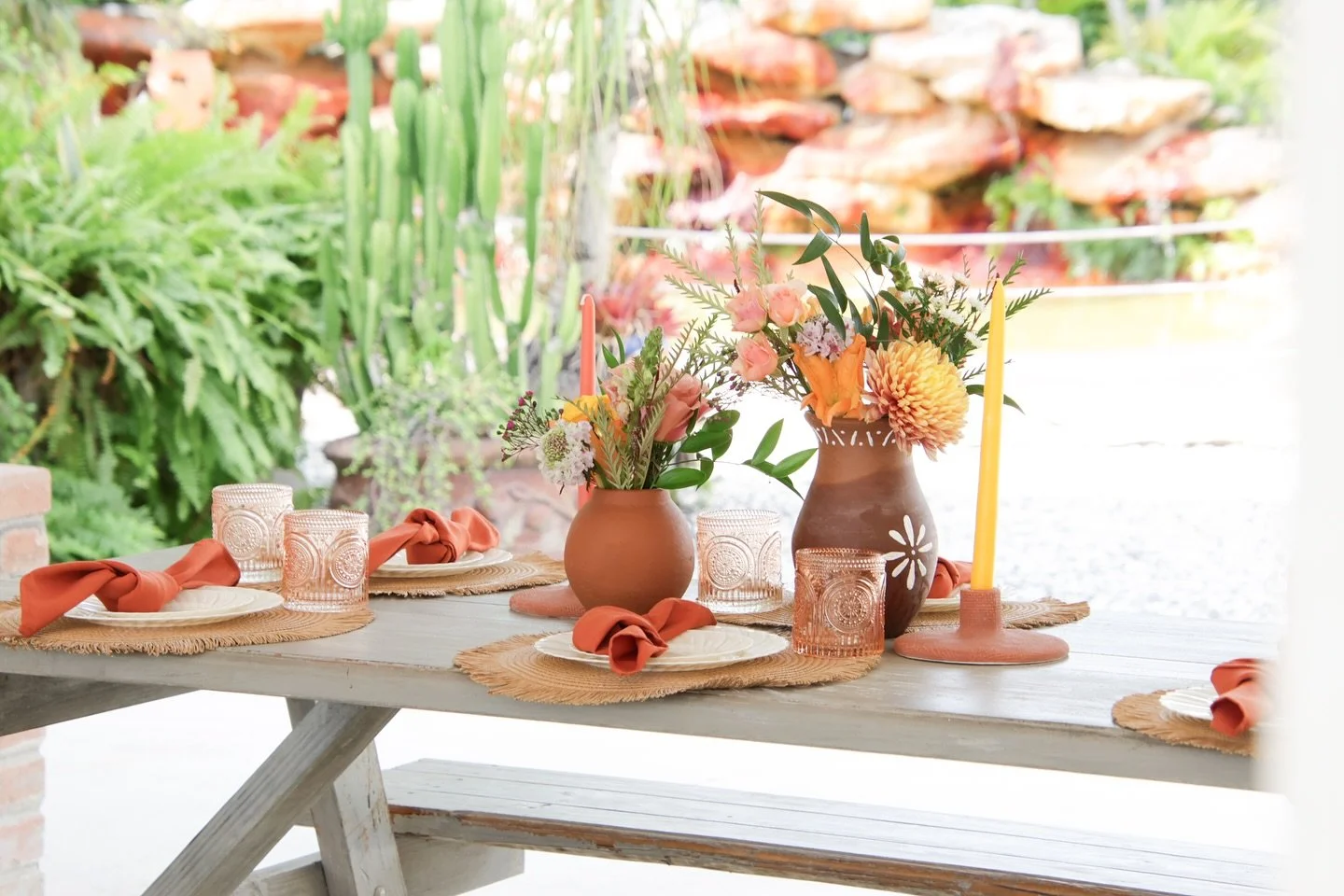 Rustic Beauty; a stunning table setup with warm terracotta tones &amp; vibrant florals 🌼🌵💐
.
.
#miamievents #decor #follow #trending  #like #party #eventdecor #partyplanning #explore #babyshower #postoftheday #babyshower 
#cielitolindo