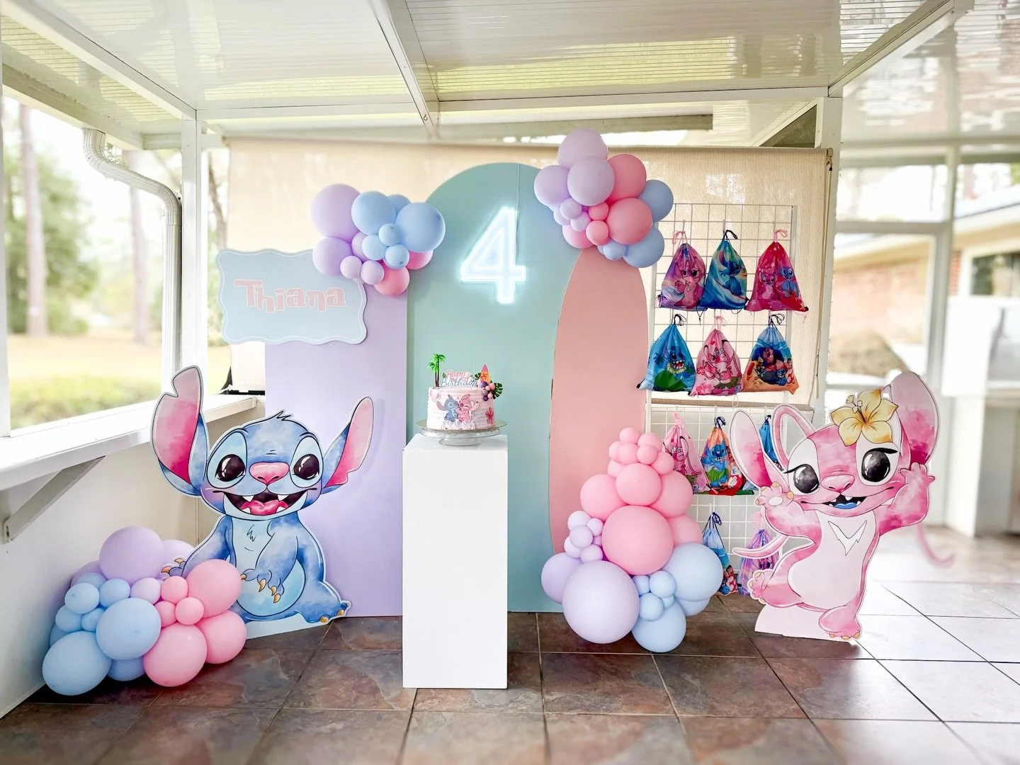 Too cute to be from this planet 🌺👽💕 
.
.
#miamievents #decor #follow #trending #thegoldconfetti