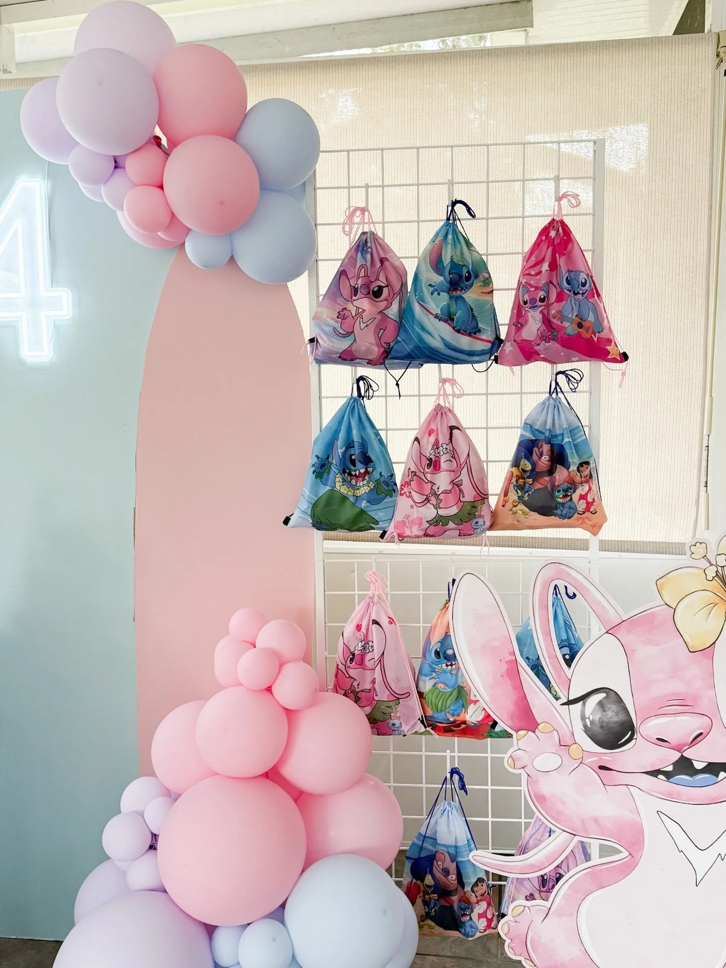 Details this cute don&rsquo;t happen by accident!
A-L-O-H-A to FOUR 🌴 🌺
.
.
#miamievents #decor #follow #trending #thegoldconfetti