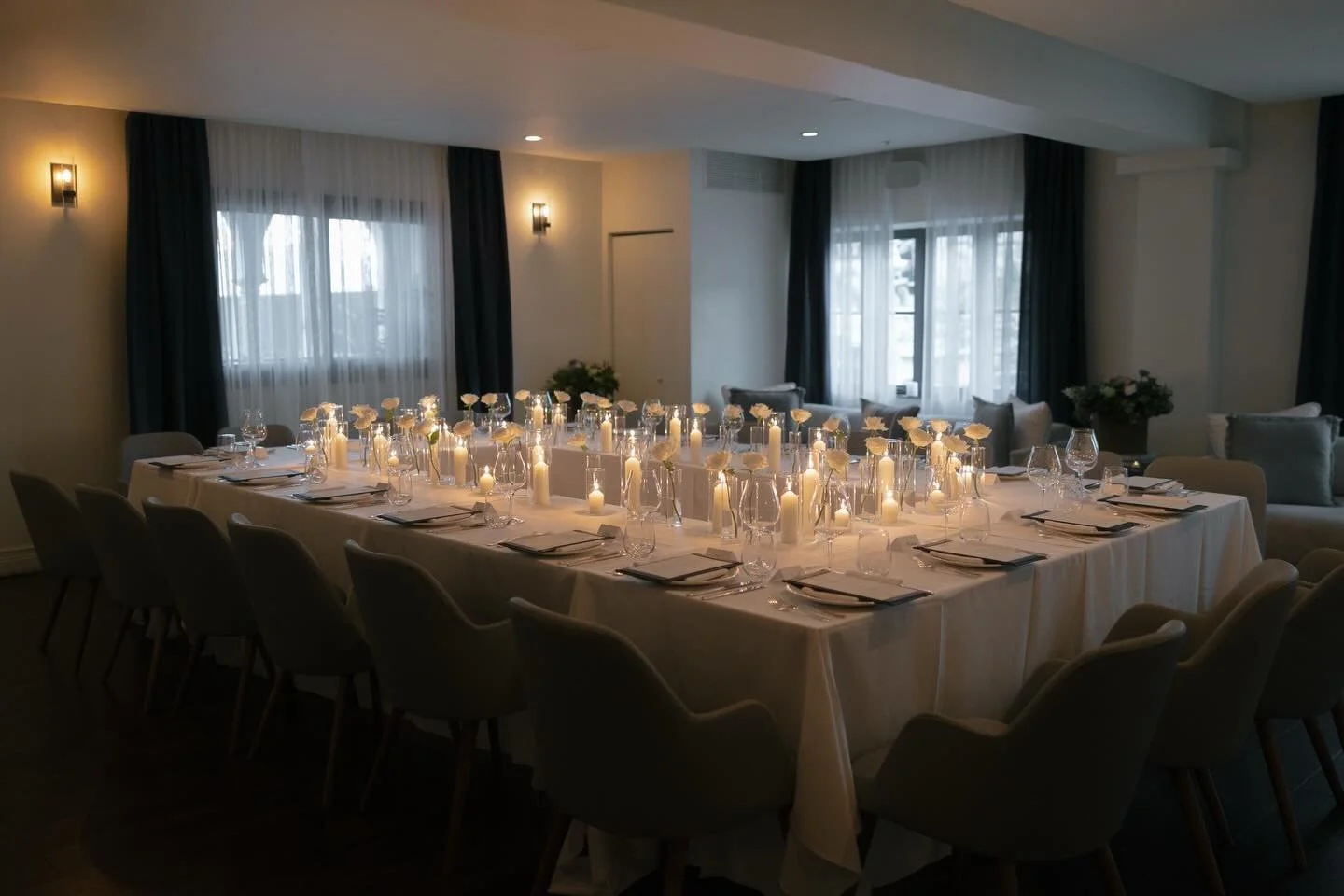 An evening dressed in white.
Intimate. Intentional. Iconic. 🕯️💍 

Photos by: @valetography