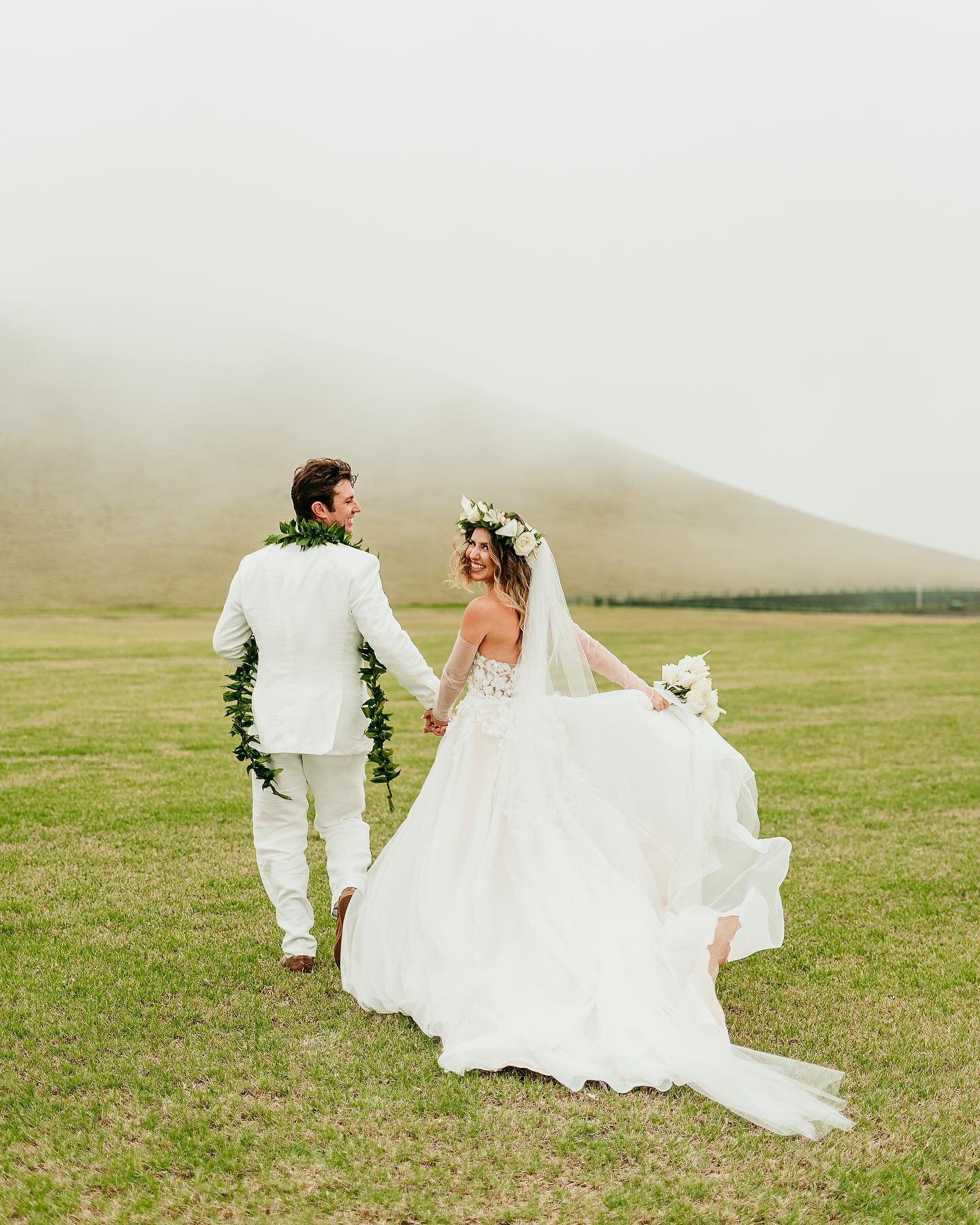 Not your everyday Hawai&rsquo;i wedding ✨🤍 
&bull;
&bull;
&bull;
&bull;
&bull;
&bull;
#hawaiiwedding #hawaiiweddings #hawaiiweddingphotographer 
#hawaiiweddingplanner #hawaii
#engaged💍 #engagedlife #engagedcouple #engagementphotos #engagementrings 