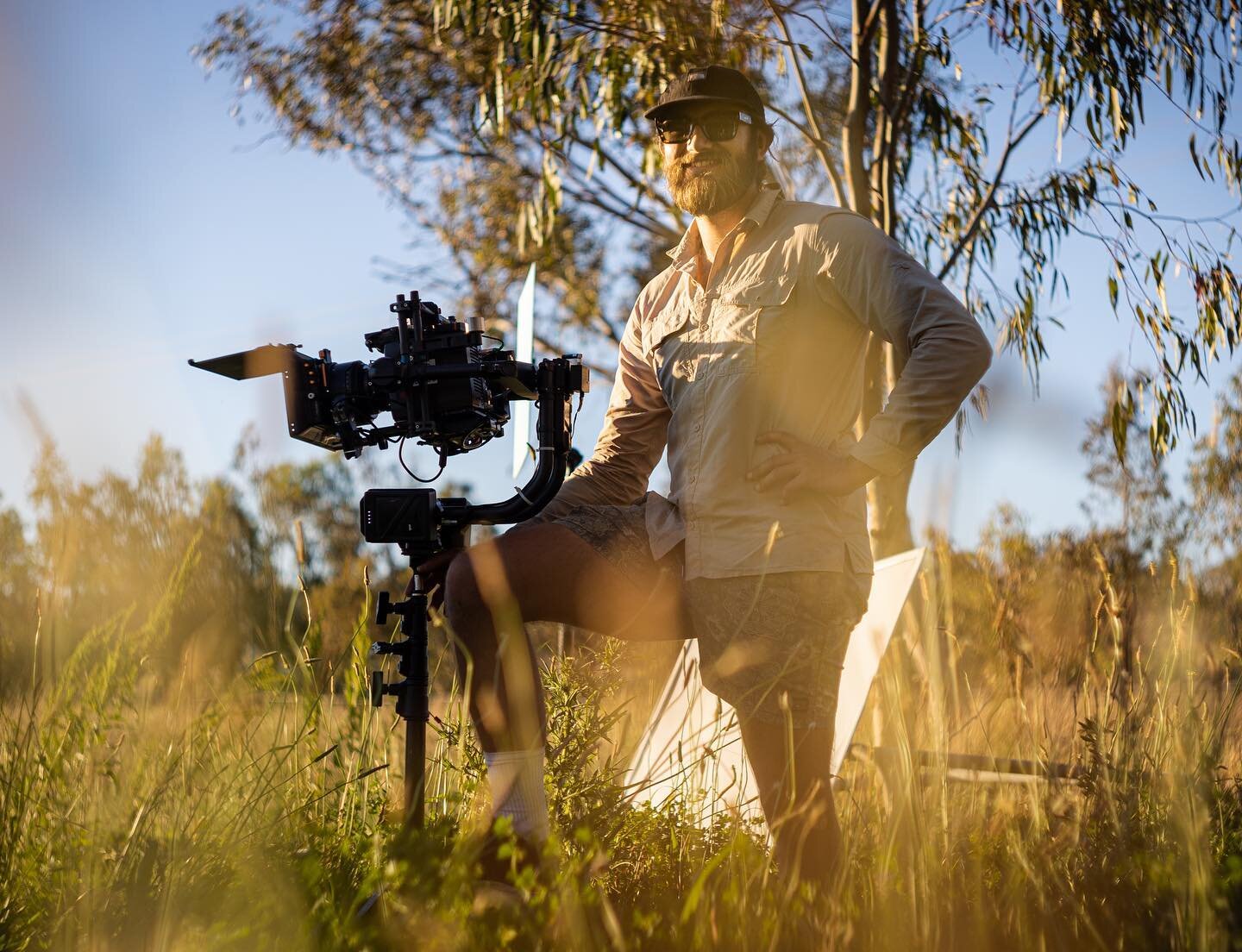 Just a man and a Movi. 

.
.
@brighttangerine @ignitedigiaustralia  #outback #australia #bush #alexa #movipro #cameraporn #sunsetmakeup