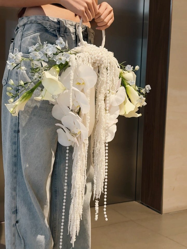 Done with love 🩵
In awe of florals and art!!!