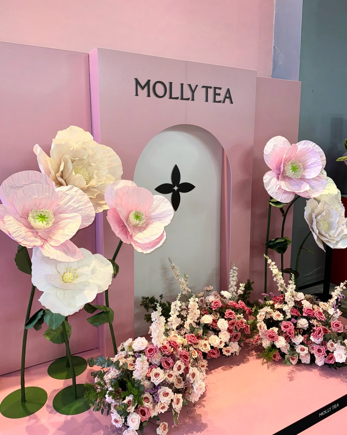 Sanwraps for @mollytea.sg 
Singapore Store Opening

A statement installation in curated pink tones designed to transform space into brand presence.
