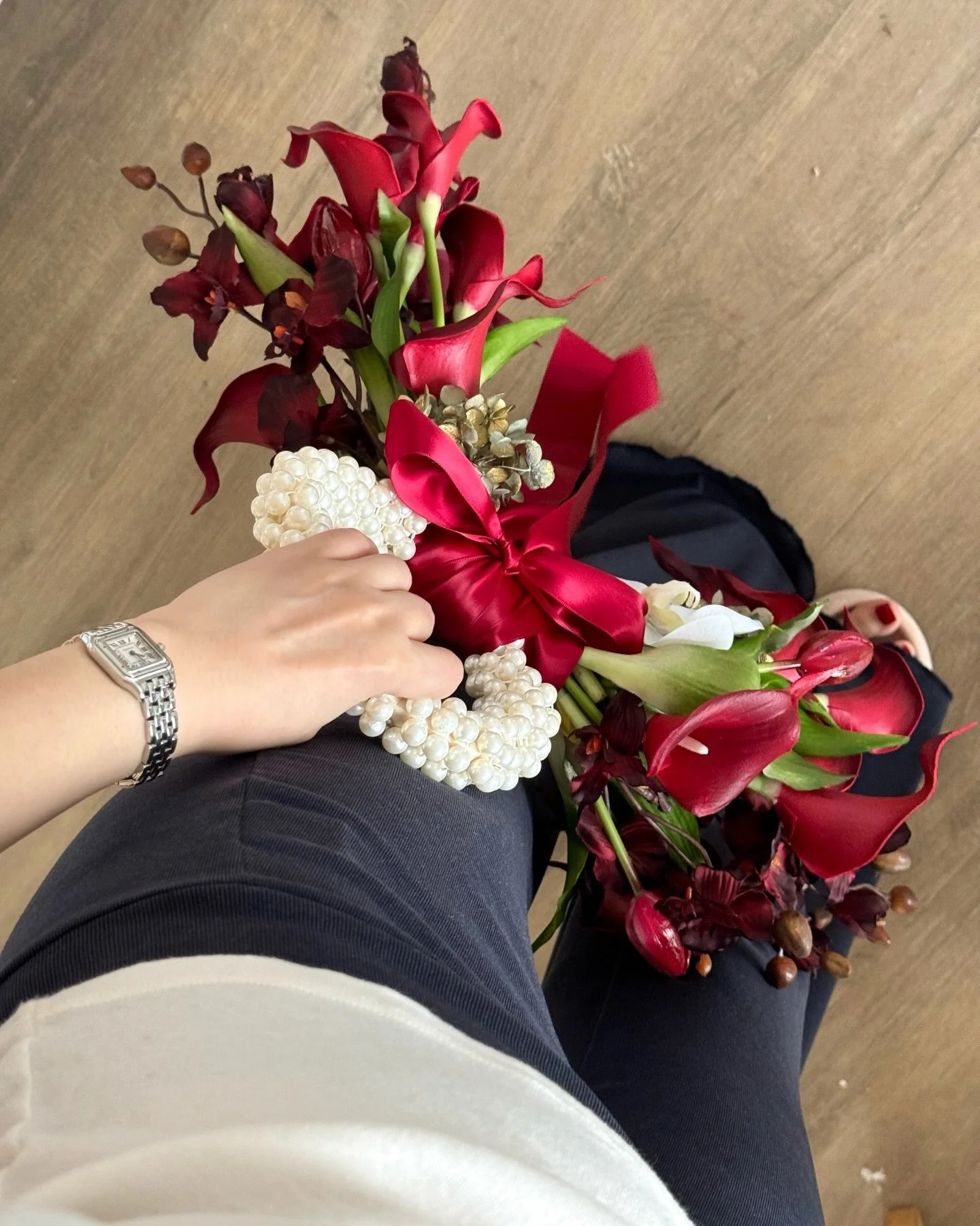 Cartier-inspired bouquet for our bride K &hearts;︎
A sculptural arrangement of crimson callas, cascading orchids, and pearl detailing &mdash; designed to complement her lace gown with timeless elegance. ✨