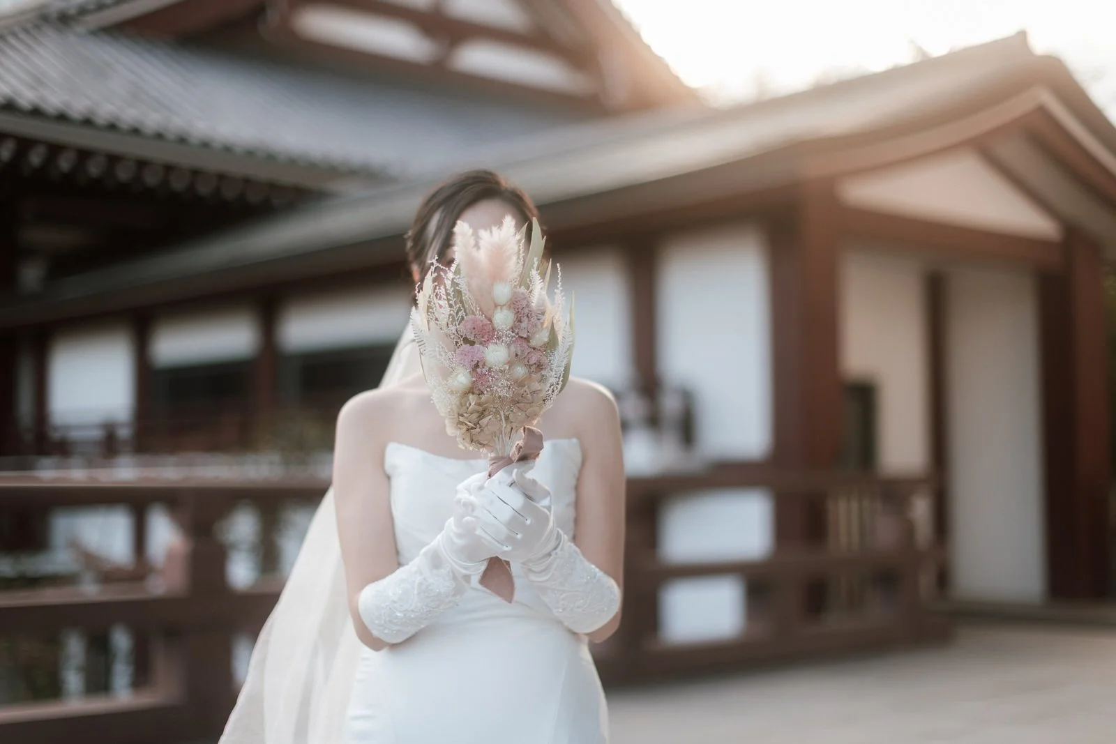 Classic pre-wedding photoshoot at a temple garden in Japan