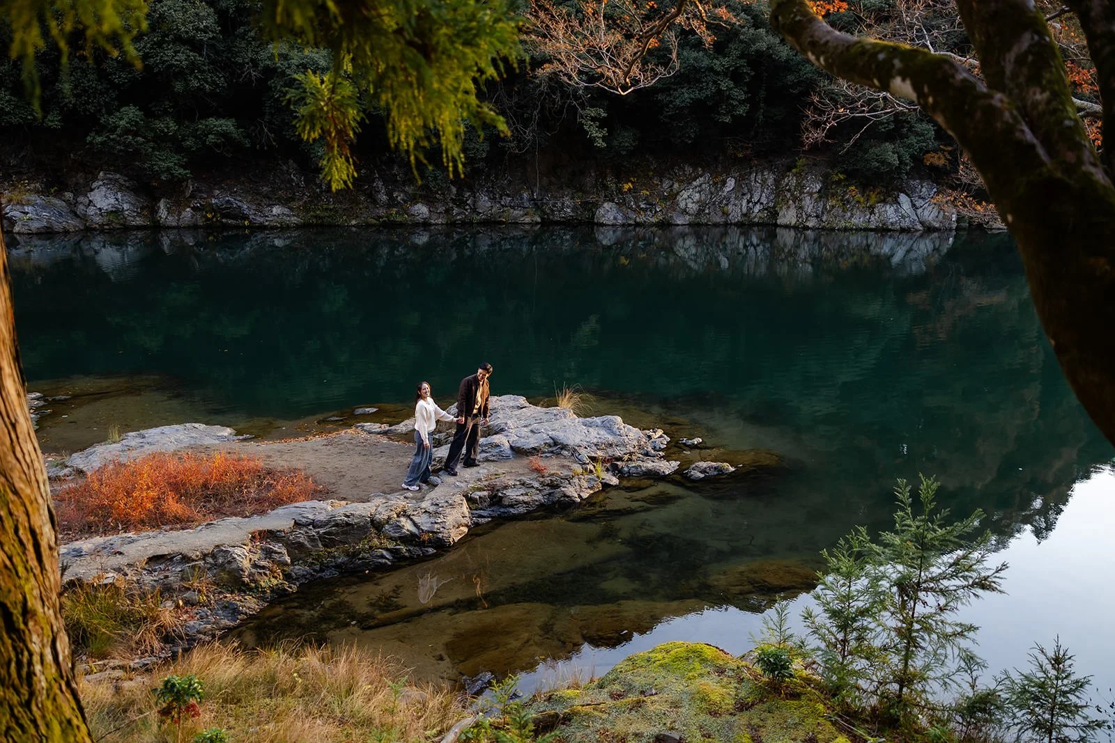 Couple photoshoot by the river in Kyoto