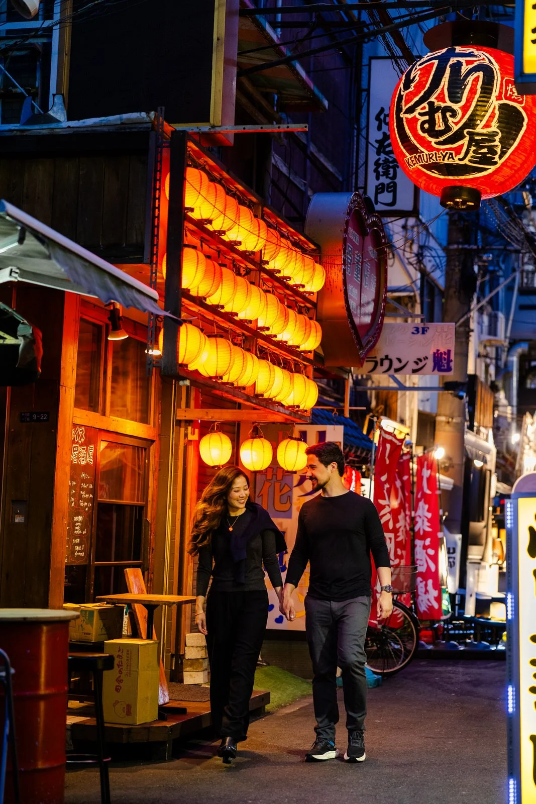 Dotonbori nighttime couples photoshoot in Osaka by Photo My Tokyo
