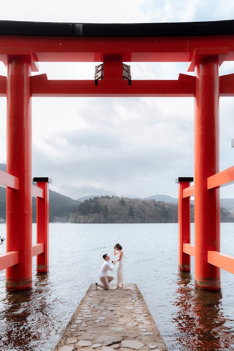 Proposal photoshoot by a torii gate in Hakone