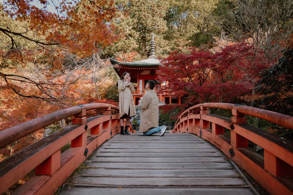 Autumn proposal photoshoot at a Kyoto shrine