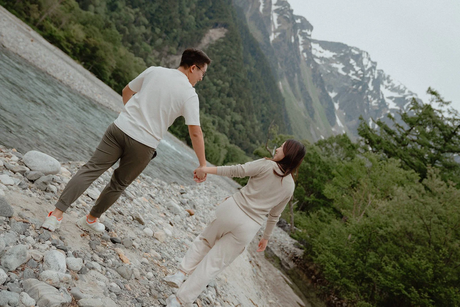 Proposal photoshoot at Kamikochi — summer flower field