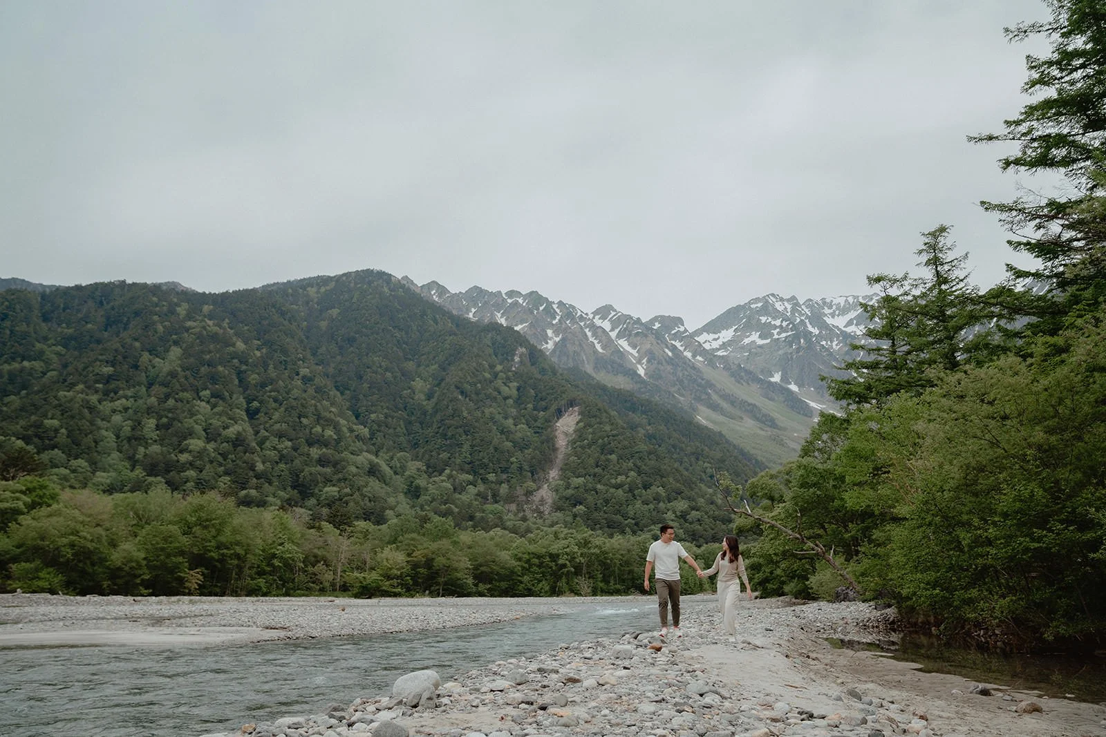 Proposal photoshoot at Kamikochi — summer flower field