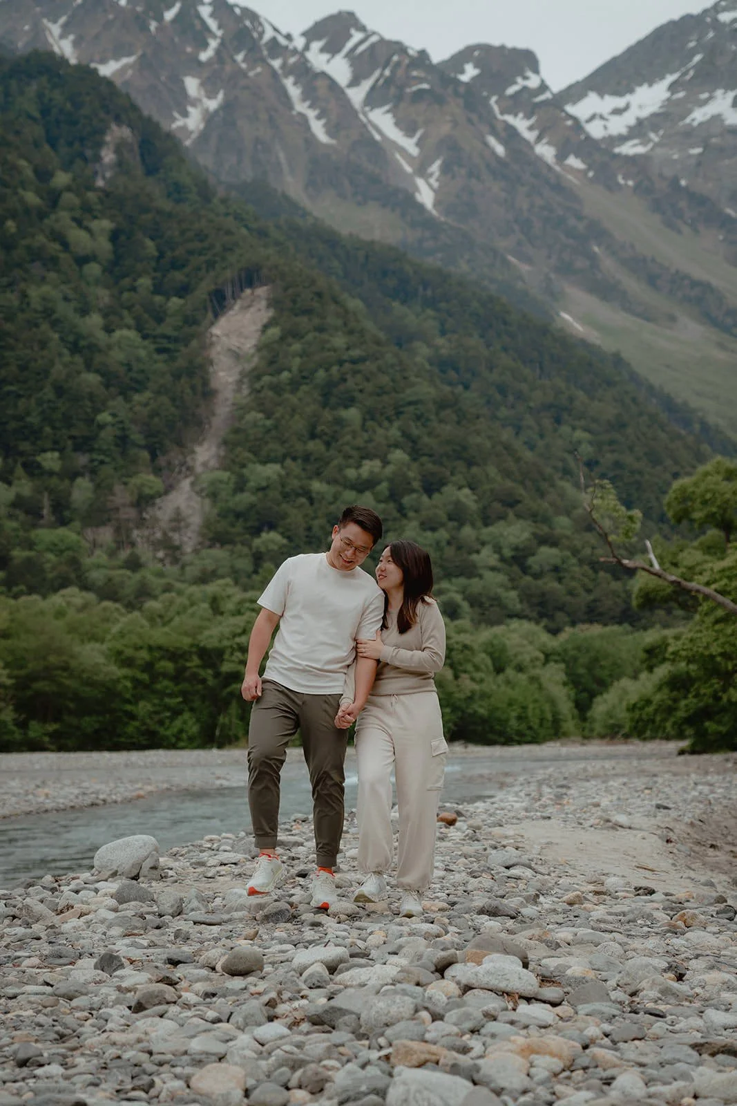 Proposal photoshoot at Kamikochi — summer flower field
