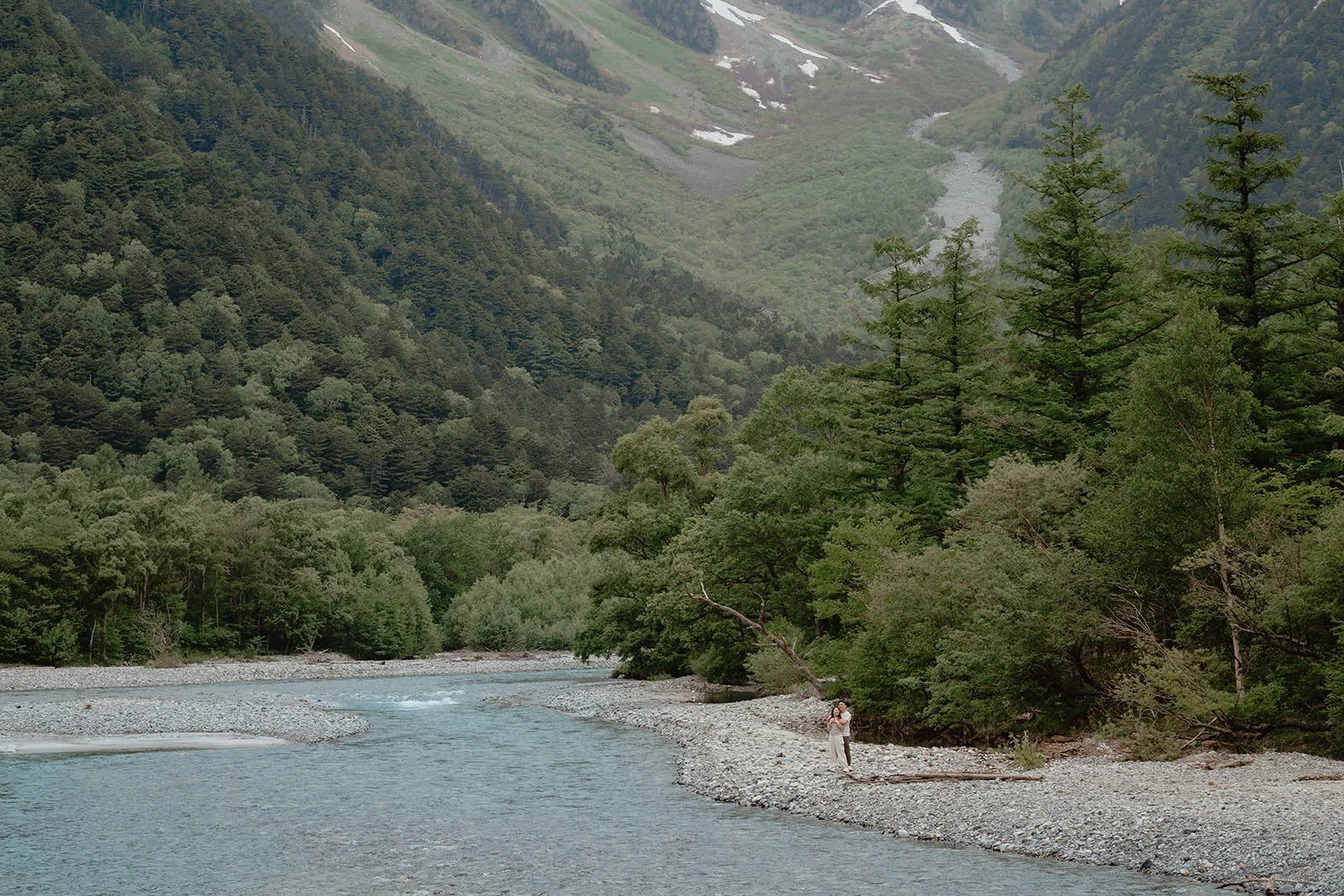 Proposal photoshoot at Kamikochi — summer flower field