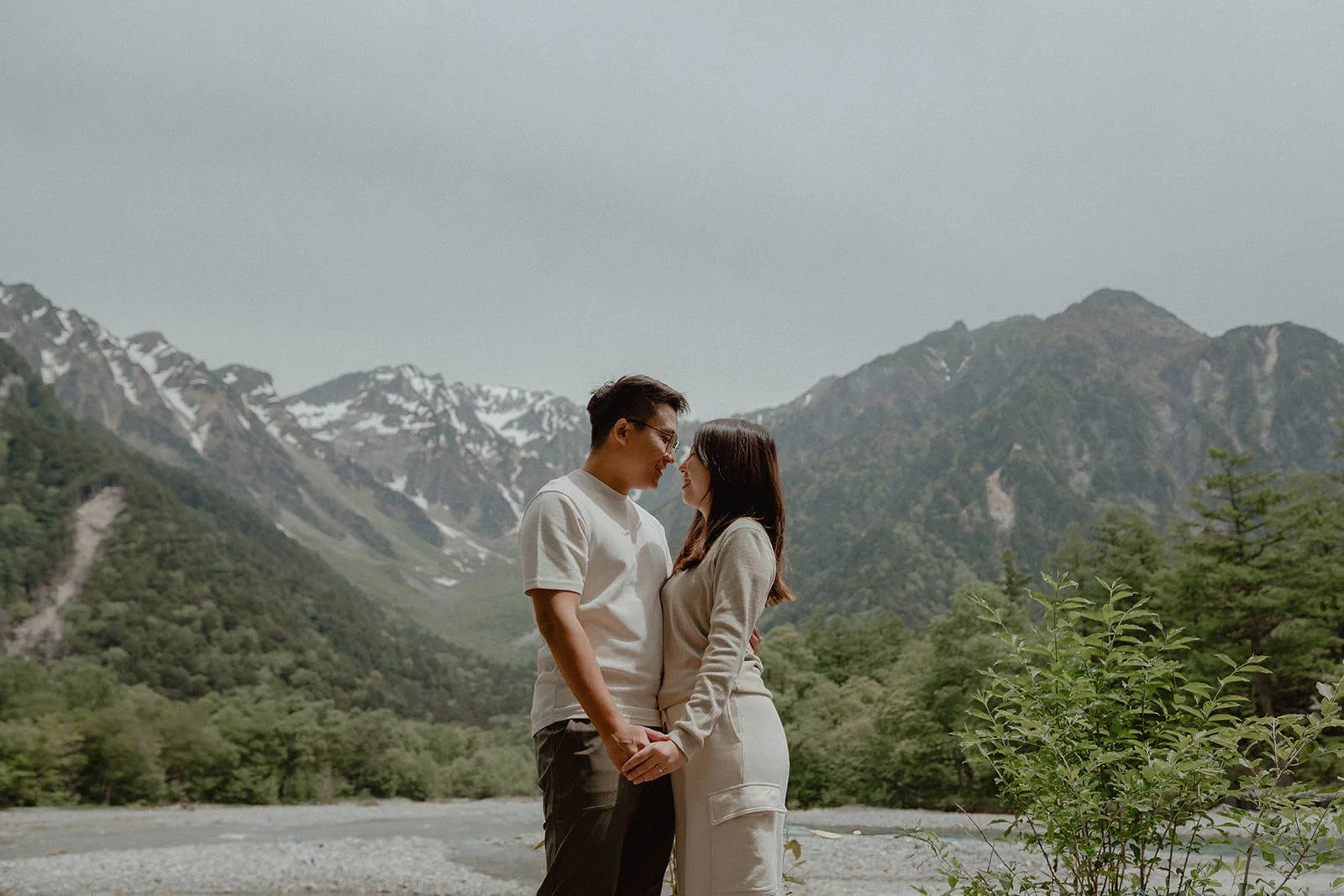 Proposal photoshoot at Kamikochi — summer flower field