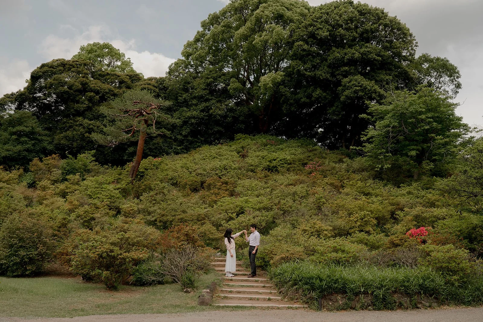 Intimate portrait couple Rikugien Gardens