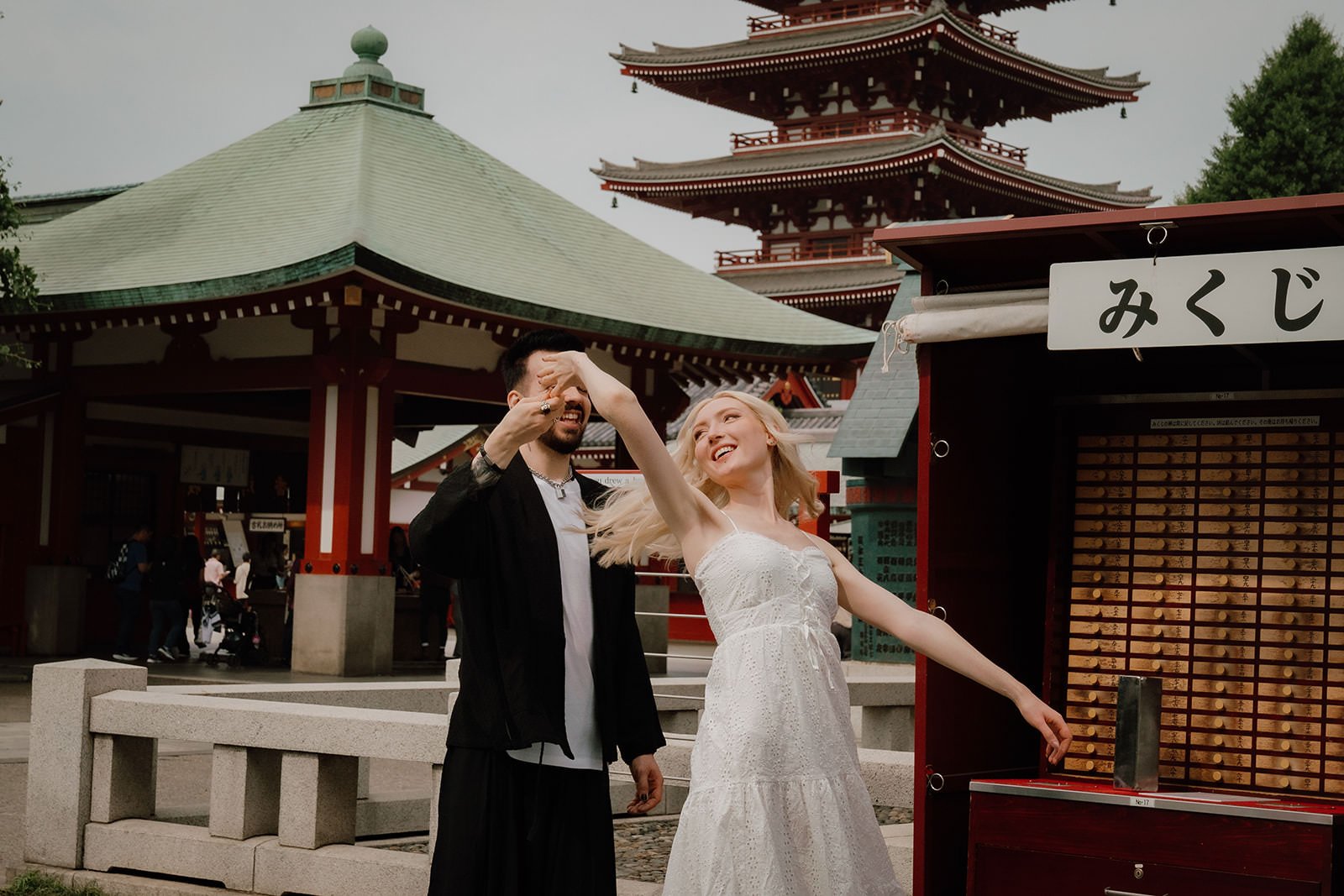 couples photoshoot asakusa sensoji