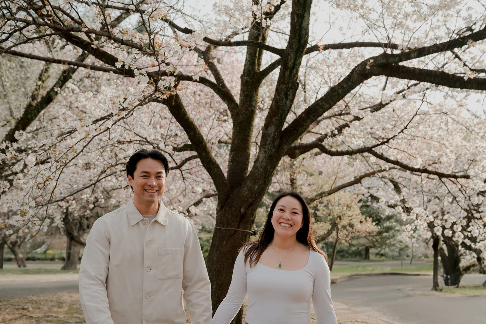 couples photoshoot shinjuku gyoen cherry blossom