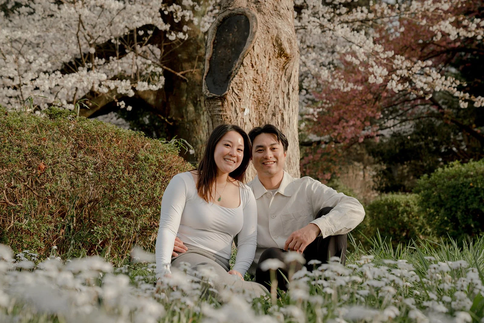 couples photoshoot shinjuku gyoen cherry blossom