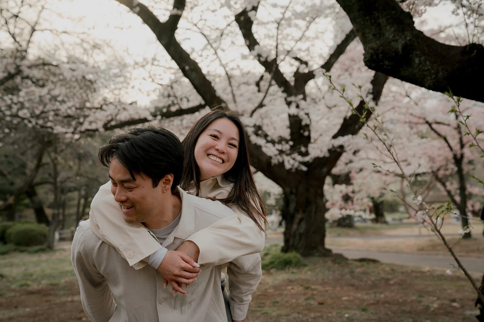 couples photoshoot shinjuku gyoen cherry blossom