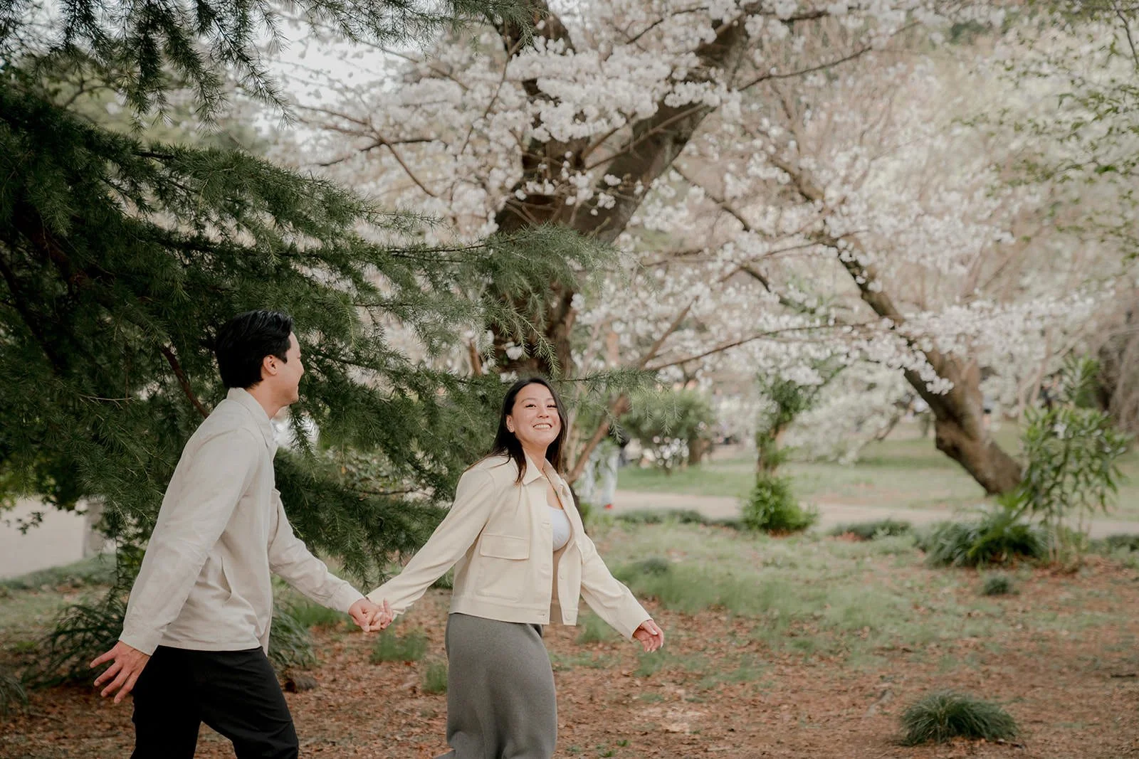 couples photoshoot shinjuku gyoen cherry blossom