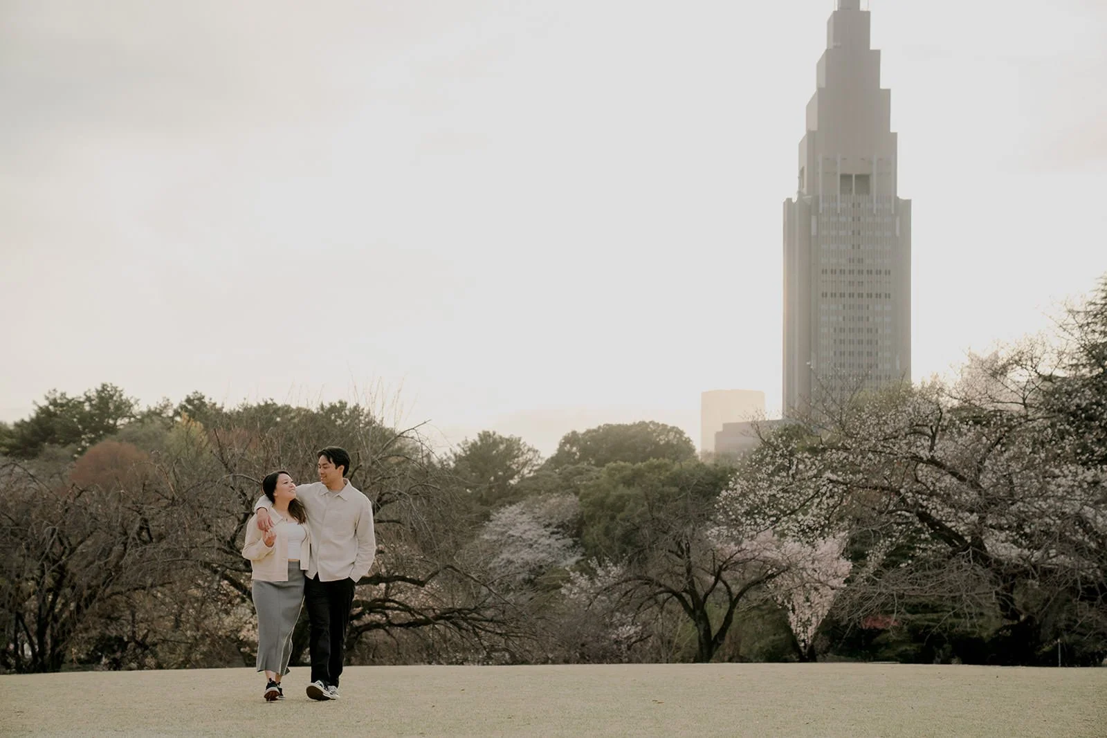 couples photoshoot shinjuku gyoen cherry blossom