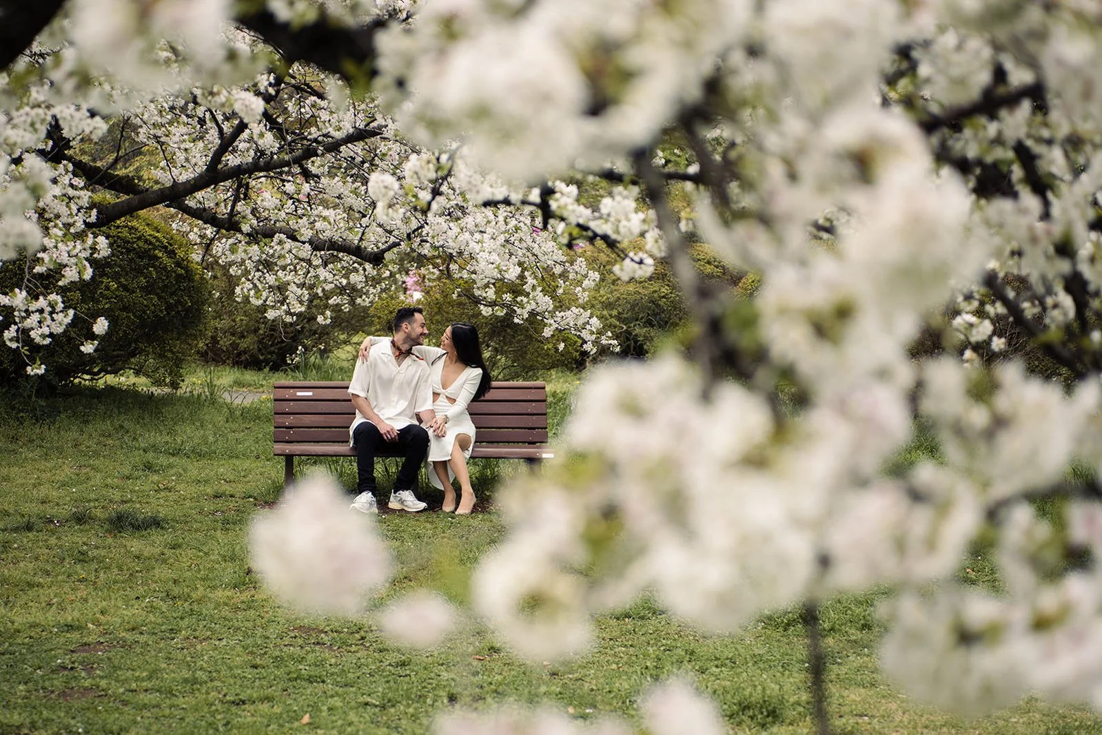 couples photoshoot tokyo cherry blossom