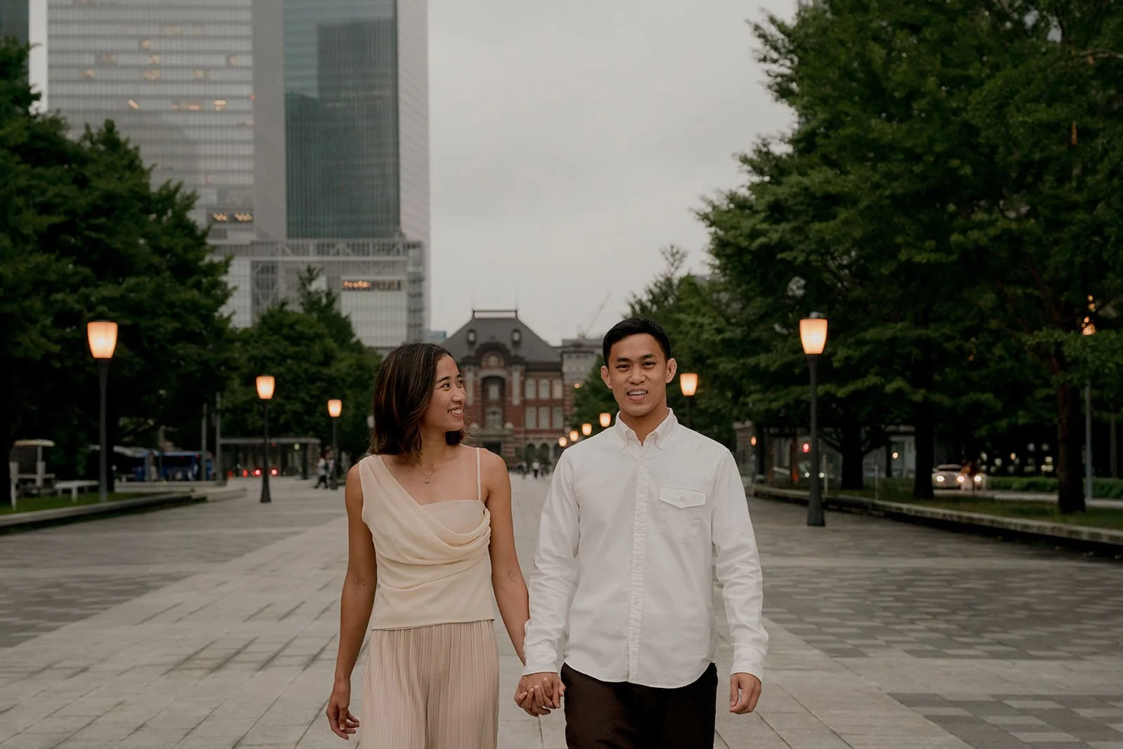 couples photoshoot tokyo marunouchi rain