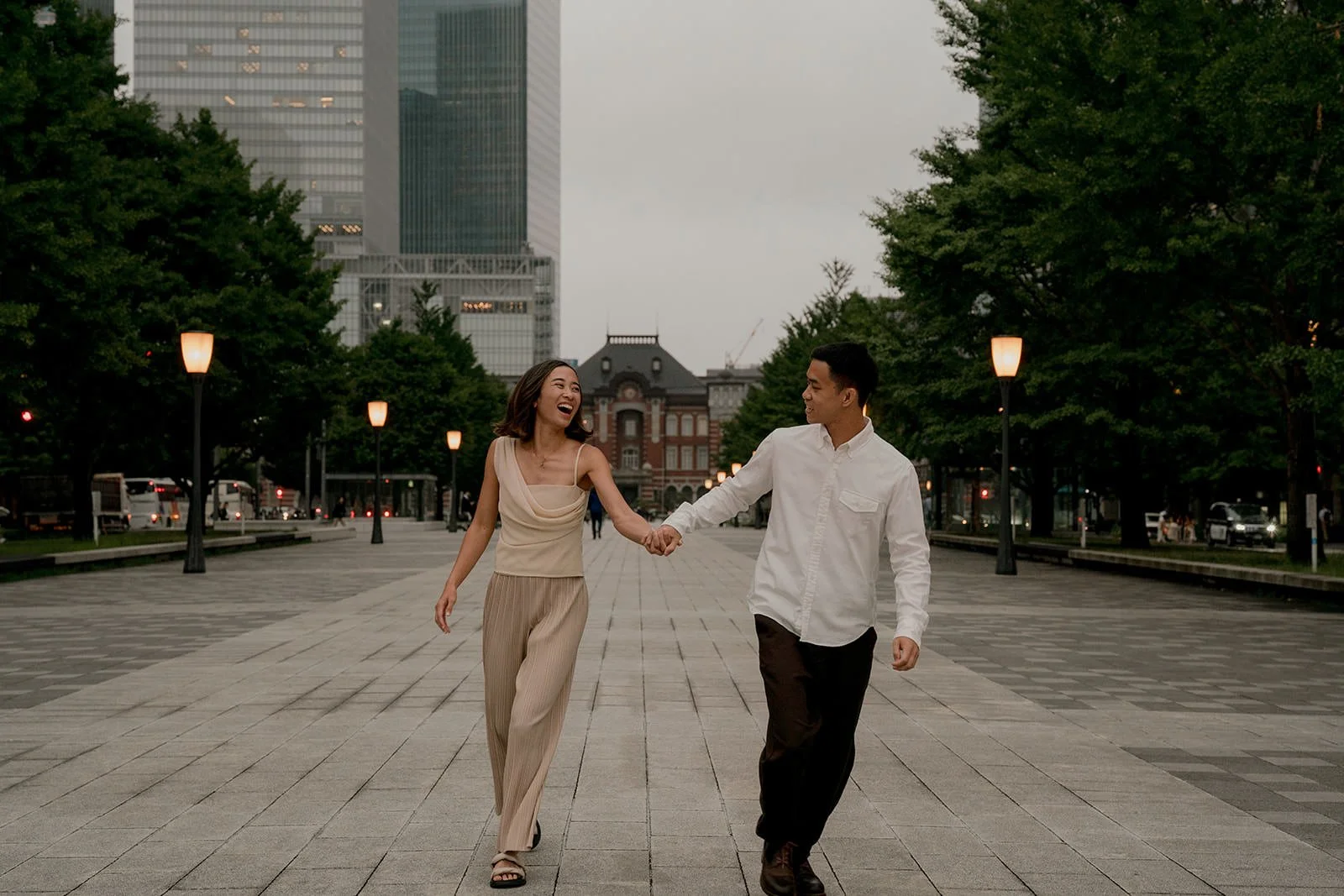 couples photoshoot tokyo marunouchi rain