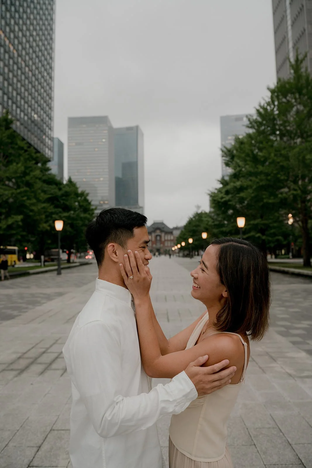 couples photoshoot tokyo marunouchi rain